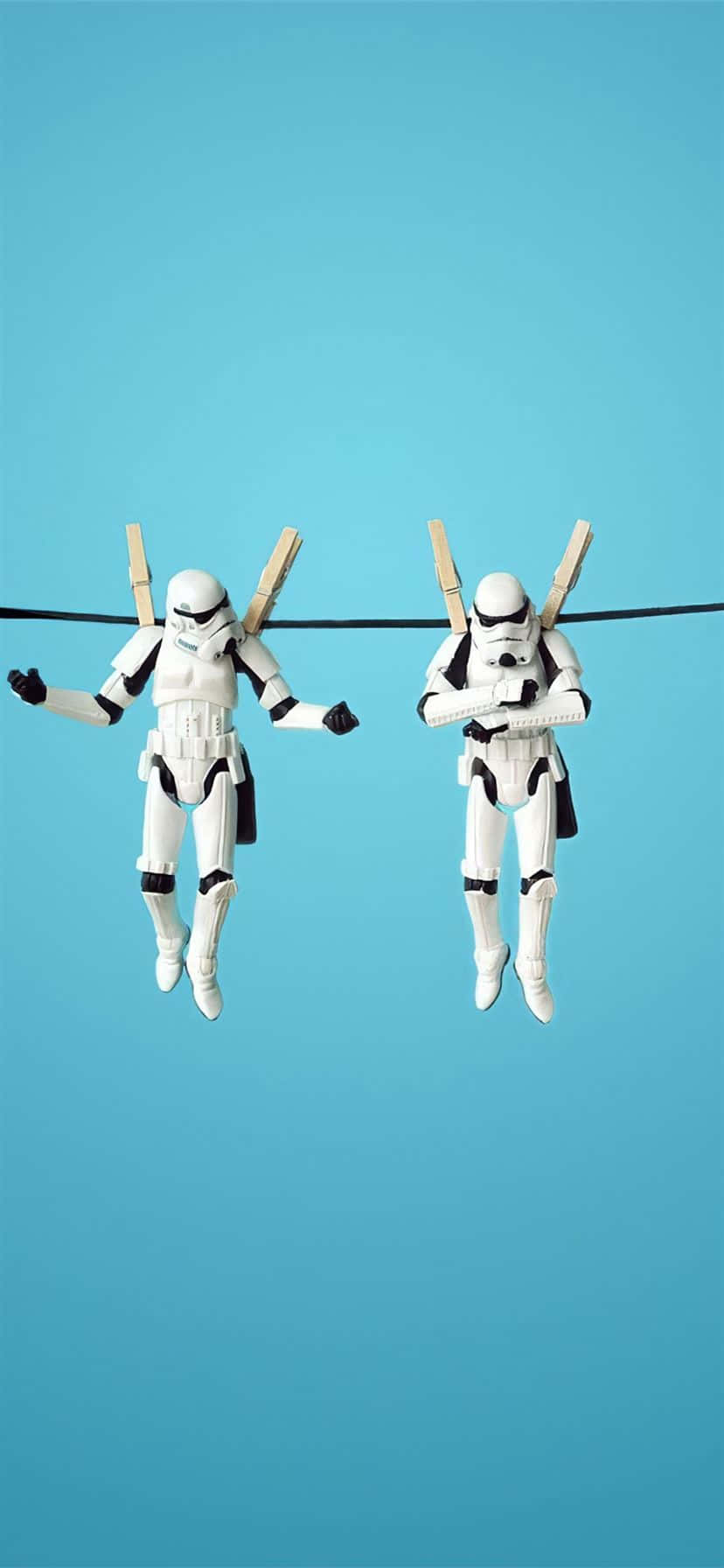 Funny Star Wars 桌布 壁紙 — 兩個風暴兵人偶掛在曬衣繩上，背景為純藍色。