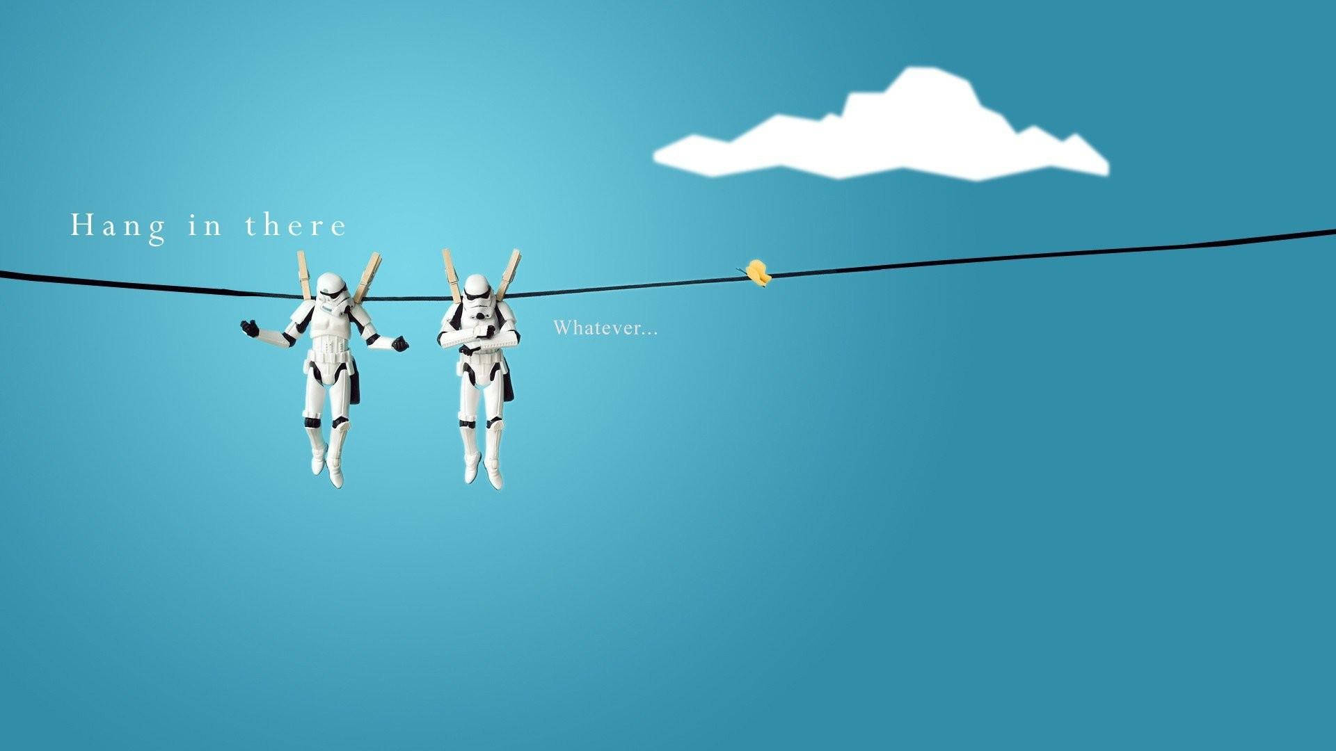 Stormtrooper 桌布 壁紙 — 兩個風暴兵掛在晾衣繩上，背景是晴朗的藍天，有一朵雲和一隻黃色小鳥棲息在附近。