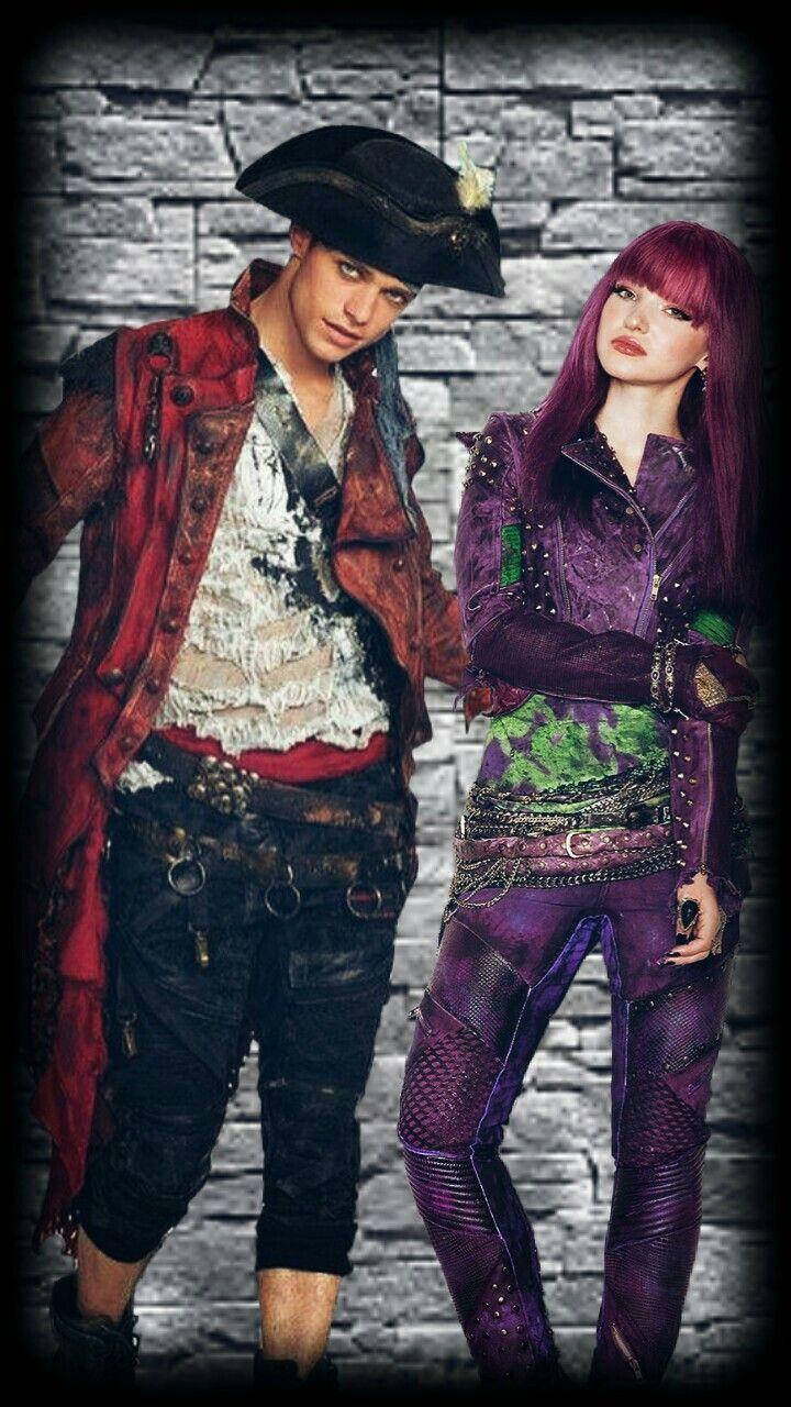 Descendants 桌布 壁紙 — 兩個風格化的人物，身穿海盜和賽博龐克服裝，在紋理石牆前以戲劇性燈光擺姿勢。