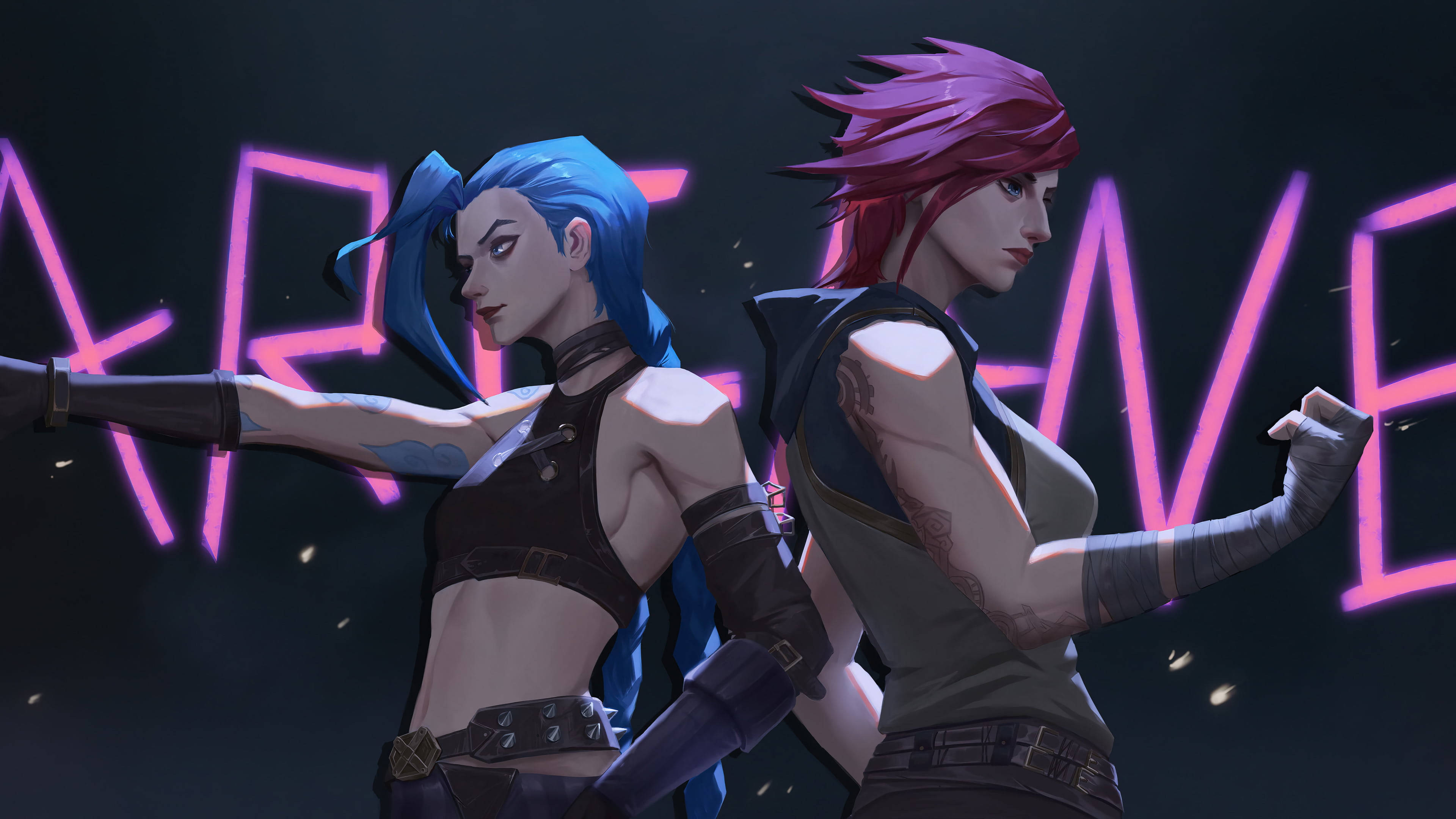 Jinx 桌布 壁紙 — 兩個風格化的動漫角色，擁有藍色和粉紅色的頭髮，在發光的粉紅色霓虹燈招牌背景下自信地擺姿勢。