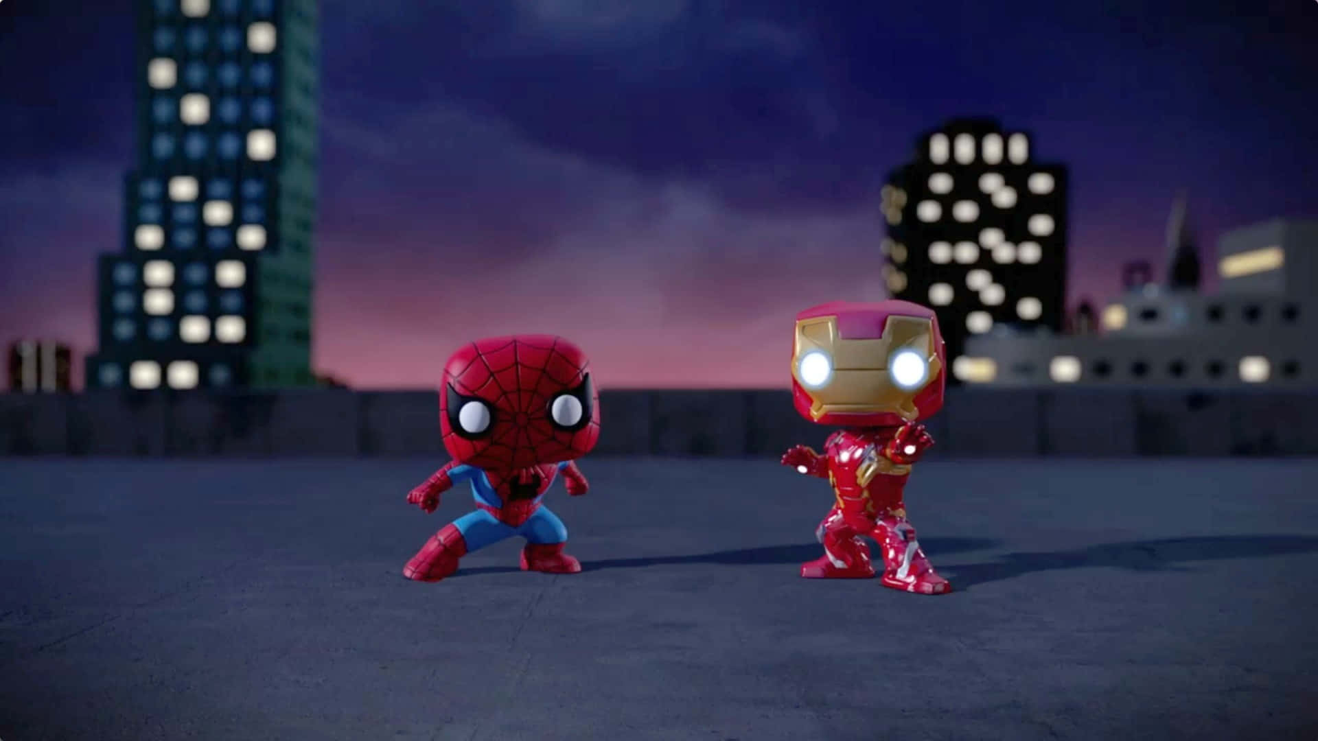 Iron Man Pop Figures 桌布 壁紙 — 兩個風格化的超級英雄人物站在屋頂上，背景是暮色城市天際線和發光的摩天大樓。