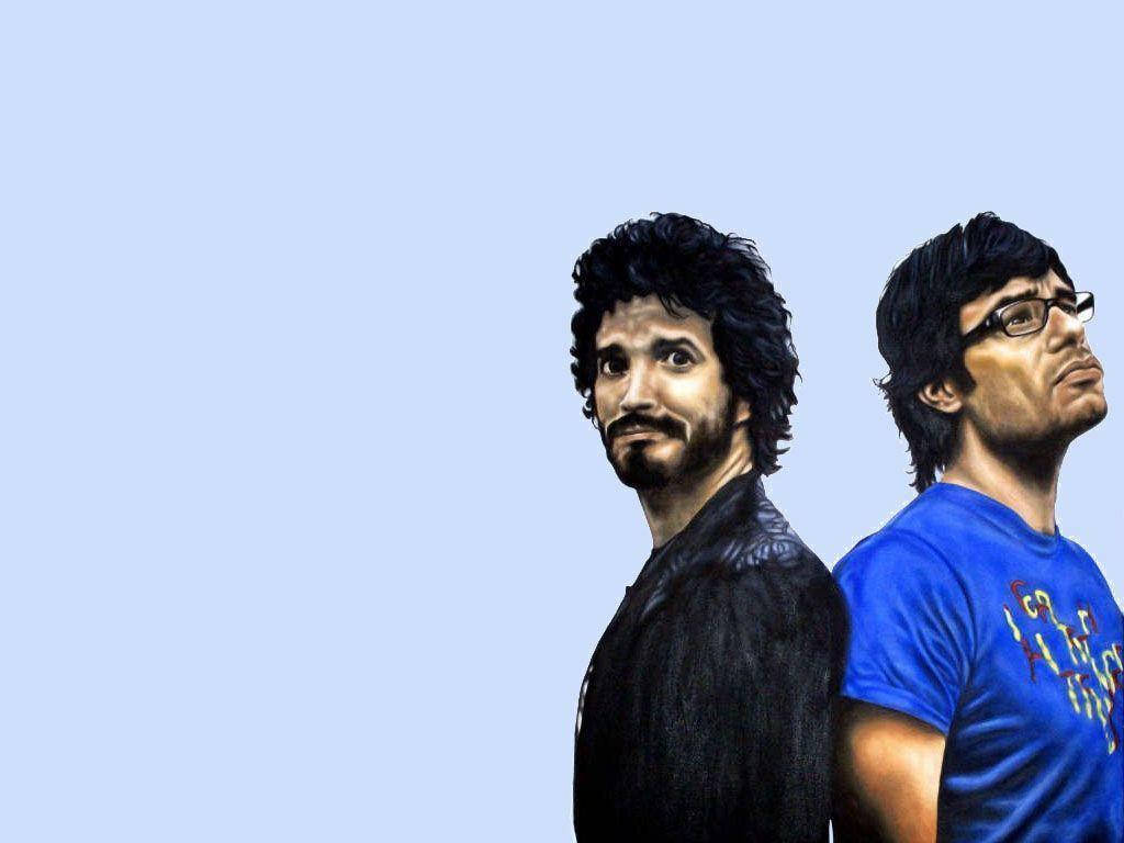 Flight Of The Conchords 桌布 壁紙 — 兩個風格對比的插圖男子背對背站立，背景為純淺藍色。