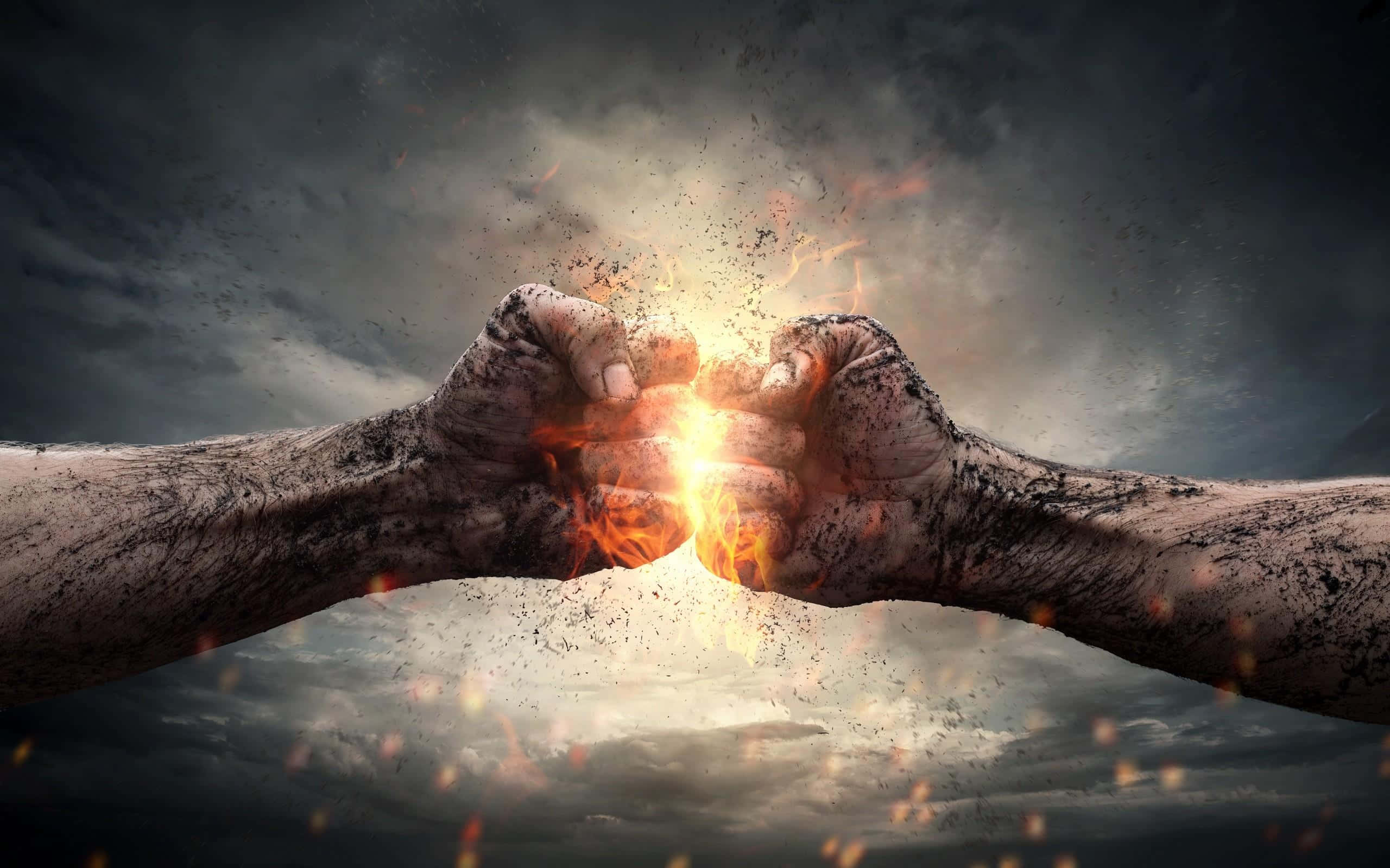 Fighting 桌布 壁紙 — 兩個骯髒的拳頭在暴風雨的灰色天空中碰撞，迸發出熾熱的火花。