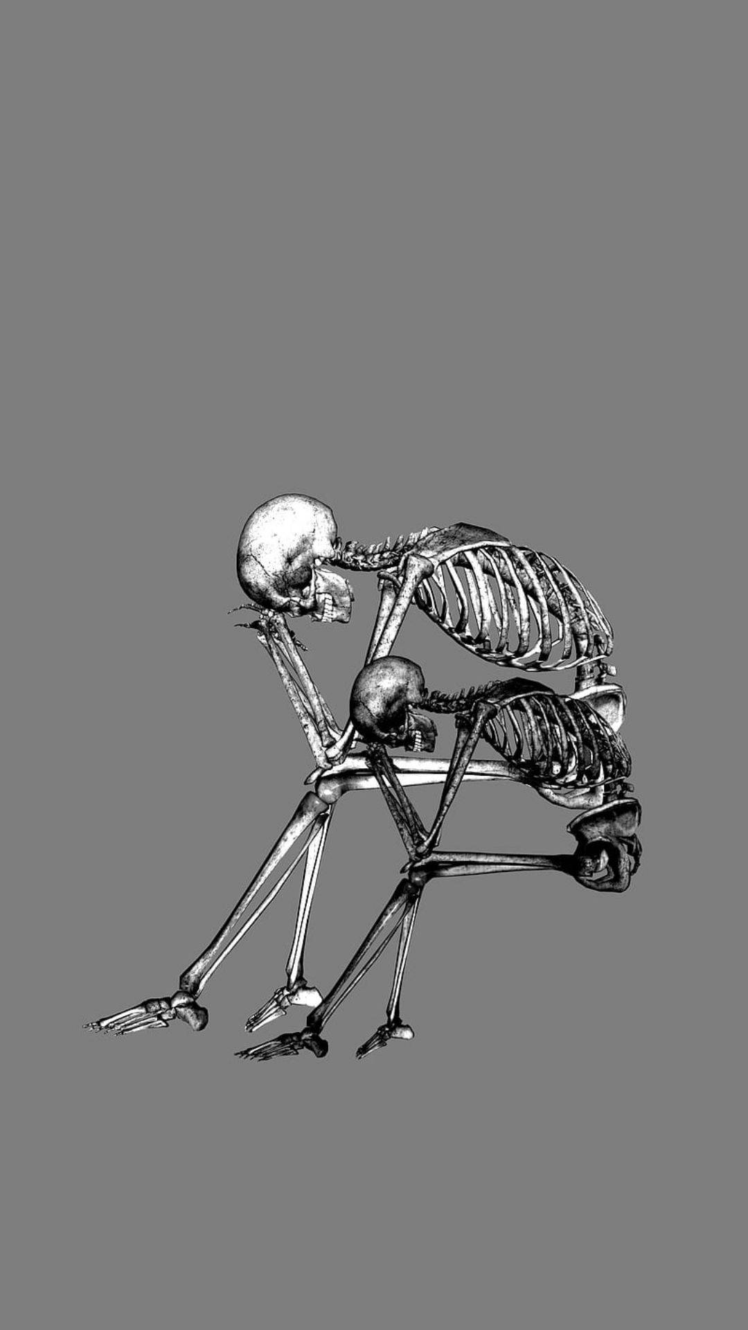 Skeleton Meme 桌布 壁紙 — 兩個骷髏在純灰色背景上溫柔擁抱，以細緻的黑白線條藝術呈現。