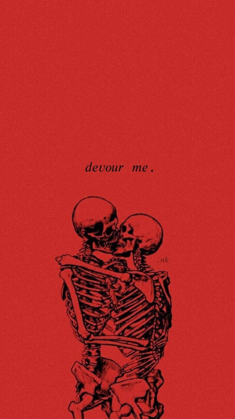 Aesthetic Love 桌布 壁紙 — 兩個骷髏在鮮紅色背景上熱情擁抱，並帶有吞噬我的文字。