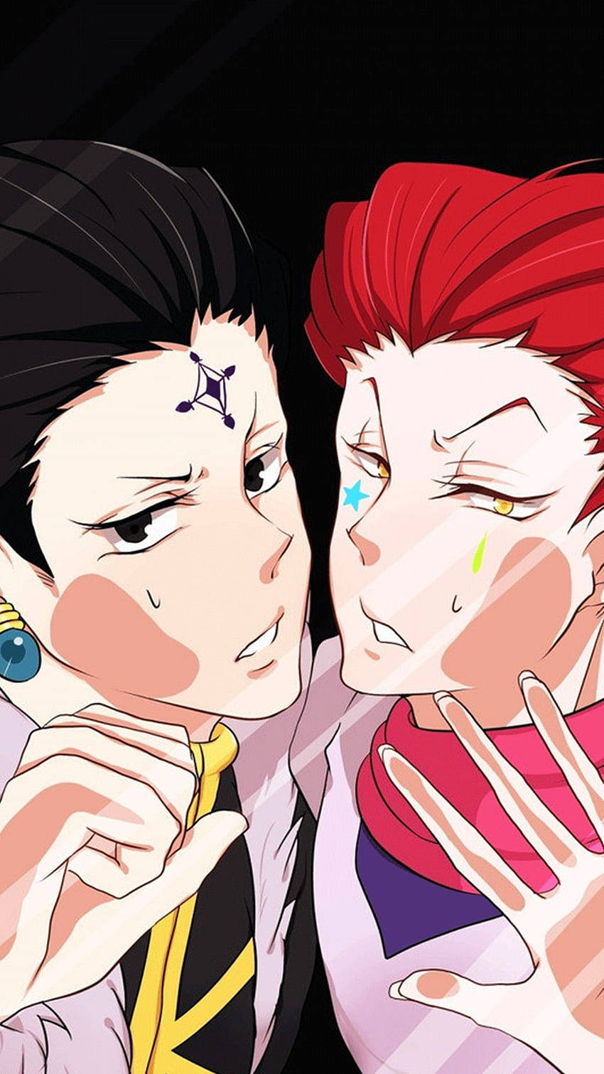 Chrollo 桌布 壁紙 — 兩個髮色對比的動漫角色在黑暗背景下分享一個緊張的特寫時刻。