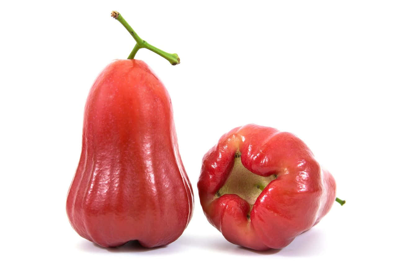 Red Fruit 桌布 壁紙 — 兩個鮮豔的紅玫瑰蘋果，一個直立，一個切開，露出蒼白的內部，背景是純白色。