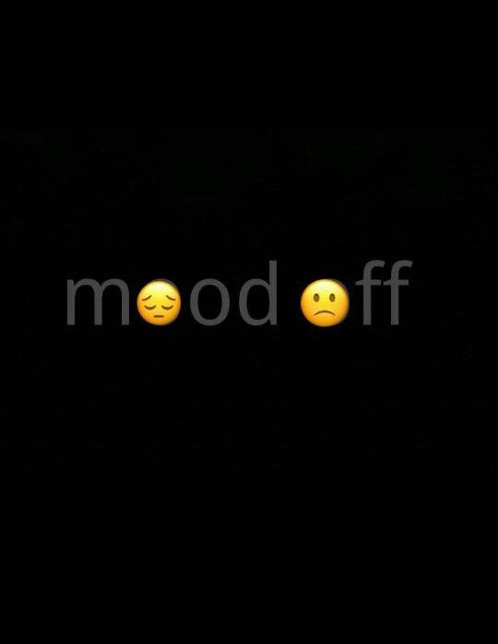 Sad Emoji 桌布 壁紙 — 兩個黃色表情符號，一個疲倦一個悲傷，居中在黑色背景上，帶有文字 mood off。