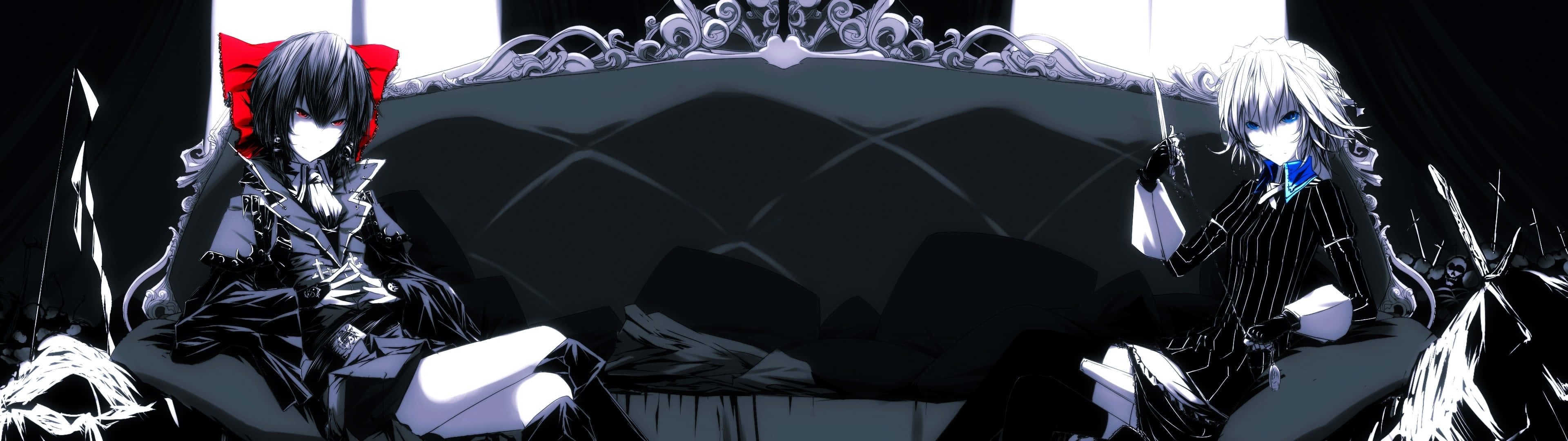 3840 X 1080 Anime HD 桌布 壁紙 — 兩個黑白動漫角色在黑暗哥德式房間中，坐在華麗沙發上相對而坐。