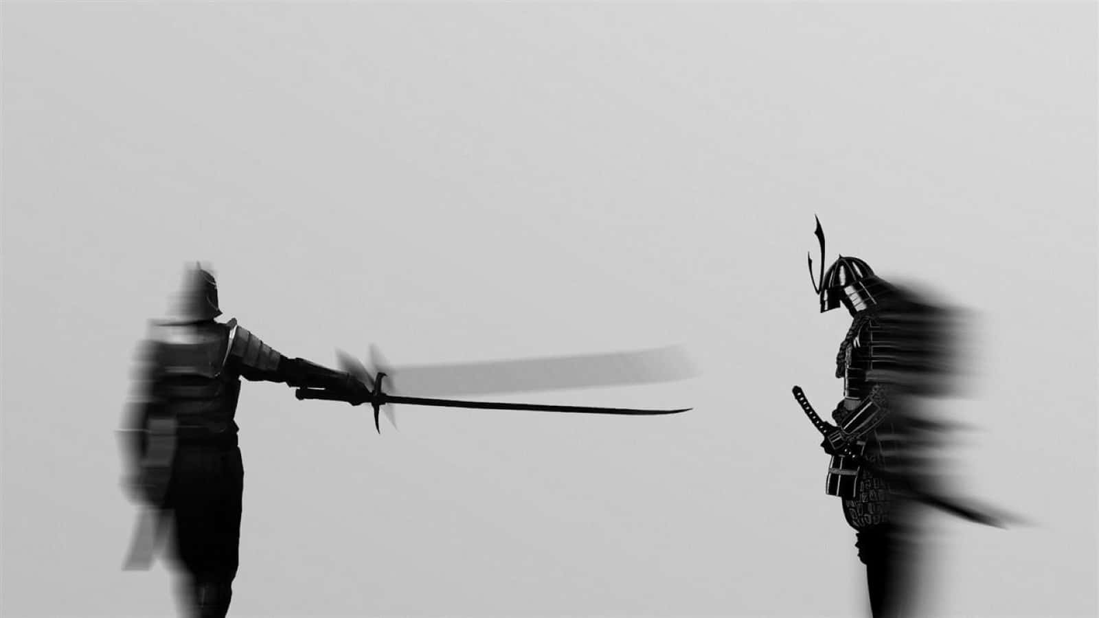 Black And White Samurai 桌布 壁紙 — 兩個黑白模糊的武士在樸素背景下進行充滿動感的決鬥，刀劍相交。
