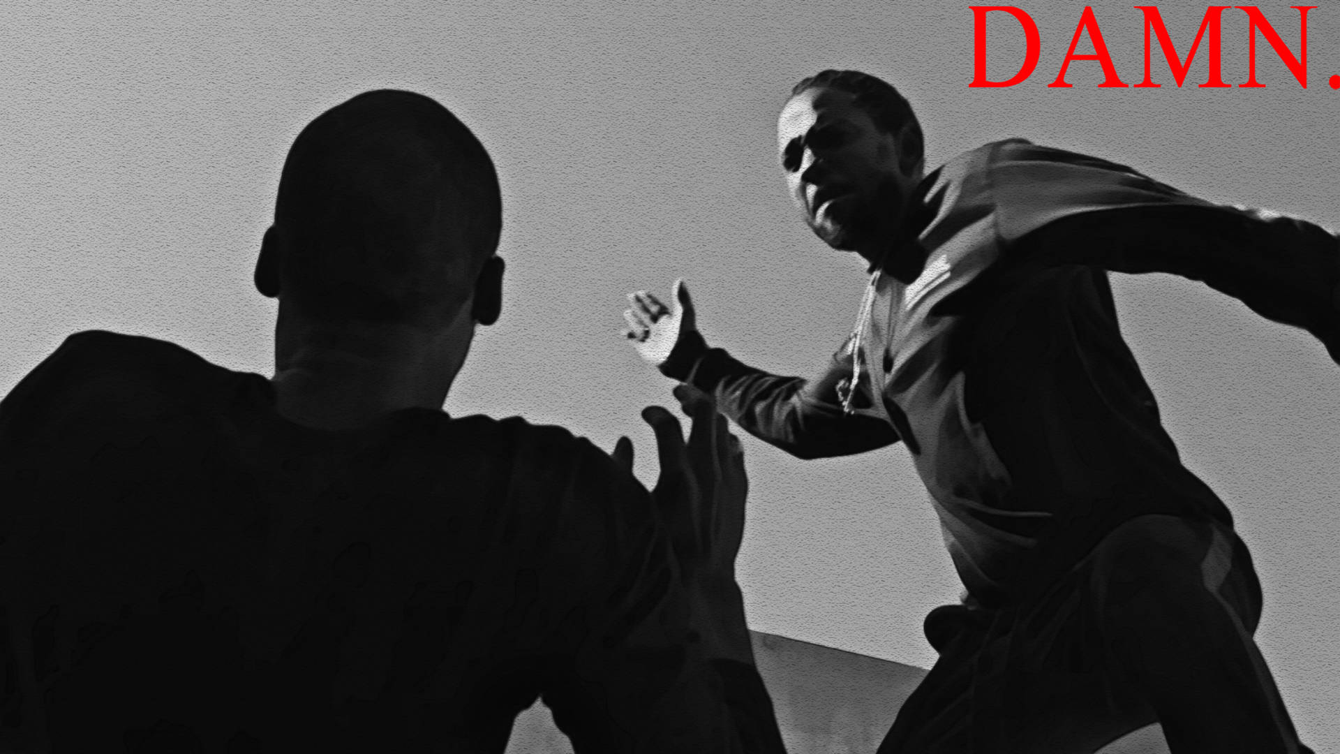Kendrick 桌布 壁紙 — 兩個黑白男人以強烈的表情和伸出的雙手對峙，背景是簡潔的天空，帶有紅色文字 DAMN。