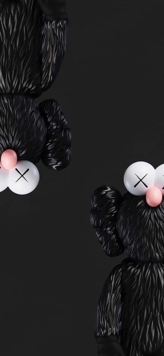 Kaws Bff 桌布 壁紙 — 兩個黑色KAWS熊公仔，白色眼睛和粉紅色鼻子，站在純黑色背景前。
