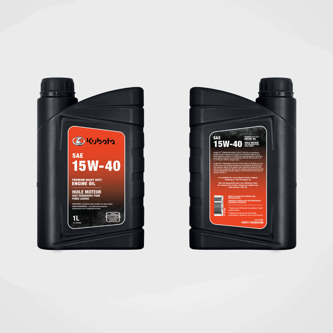 引擎油 桌布 壁紙 — 兩個黑色Kubota 15W-40機油瓶，正面和背面展示在乾淨的白色背景上。