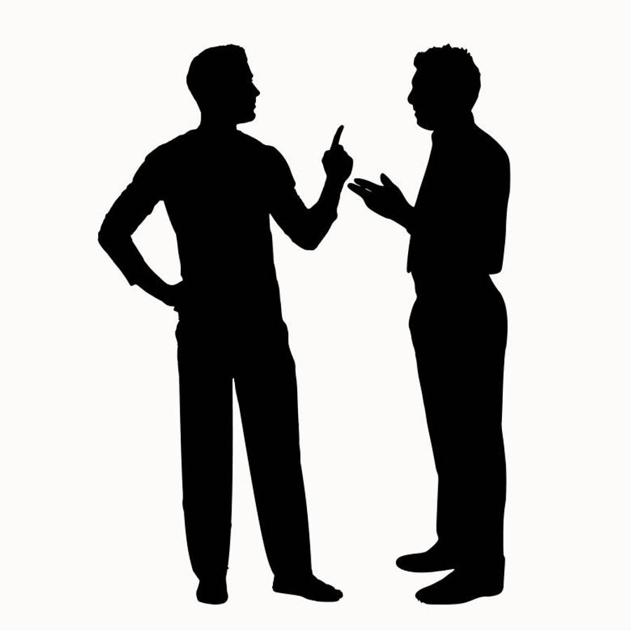 Angry 桌布 壁紙 — 兩個黑色剪影的男人面對面爭論，一個指責地指著對方，另一個防禦性地做手勢，背景為純白色。
