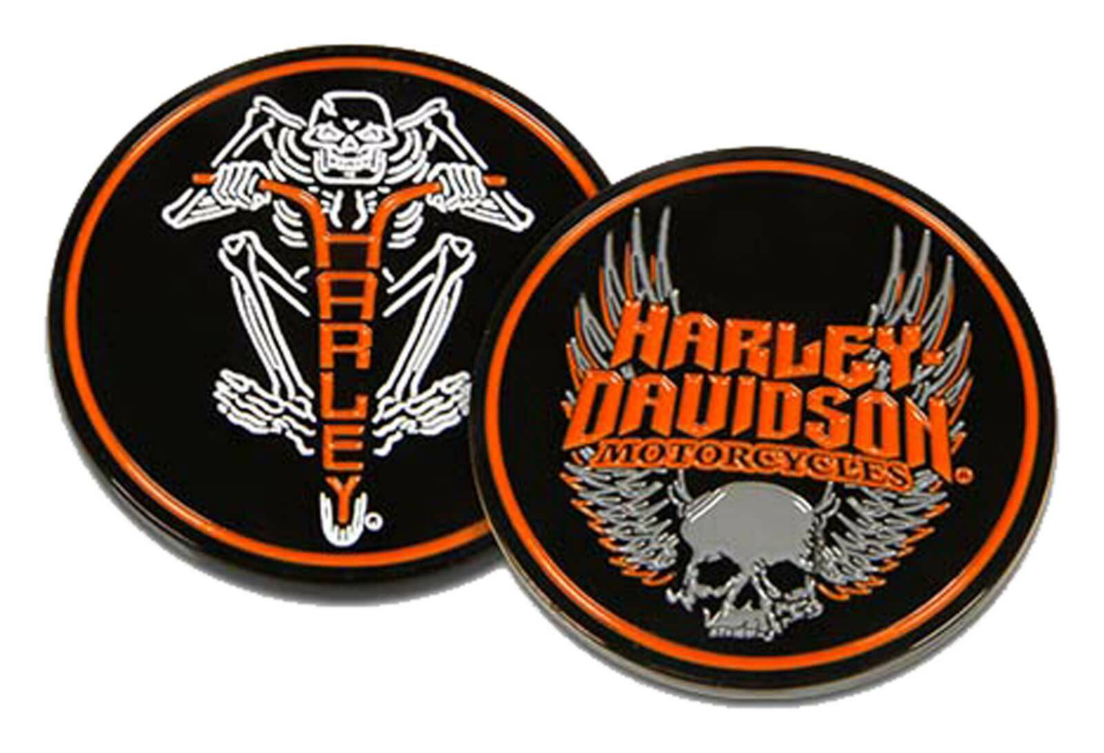 Harley 桌布 壁紙 — 兩個黑色圓形Harley-Davidson杯墊，帶有橙色邊緣，一個有骷髏抓住把手，另一個有帶翅膀和品牌標誌的頭骨。