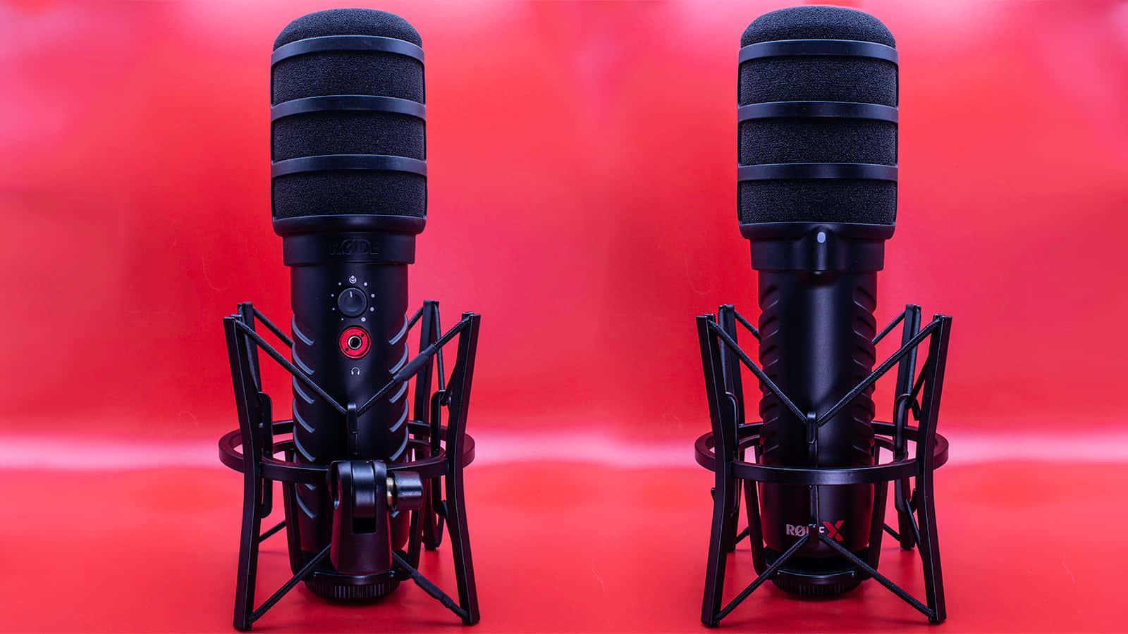 Microphones 桌布 壁紙 — 兩個黑色錄音室麥克風連支架並排而立，背景為鮮豔的紅色漸變。