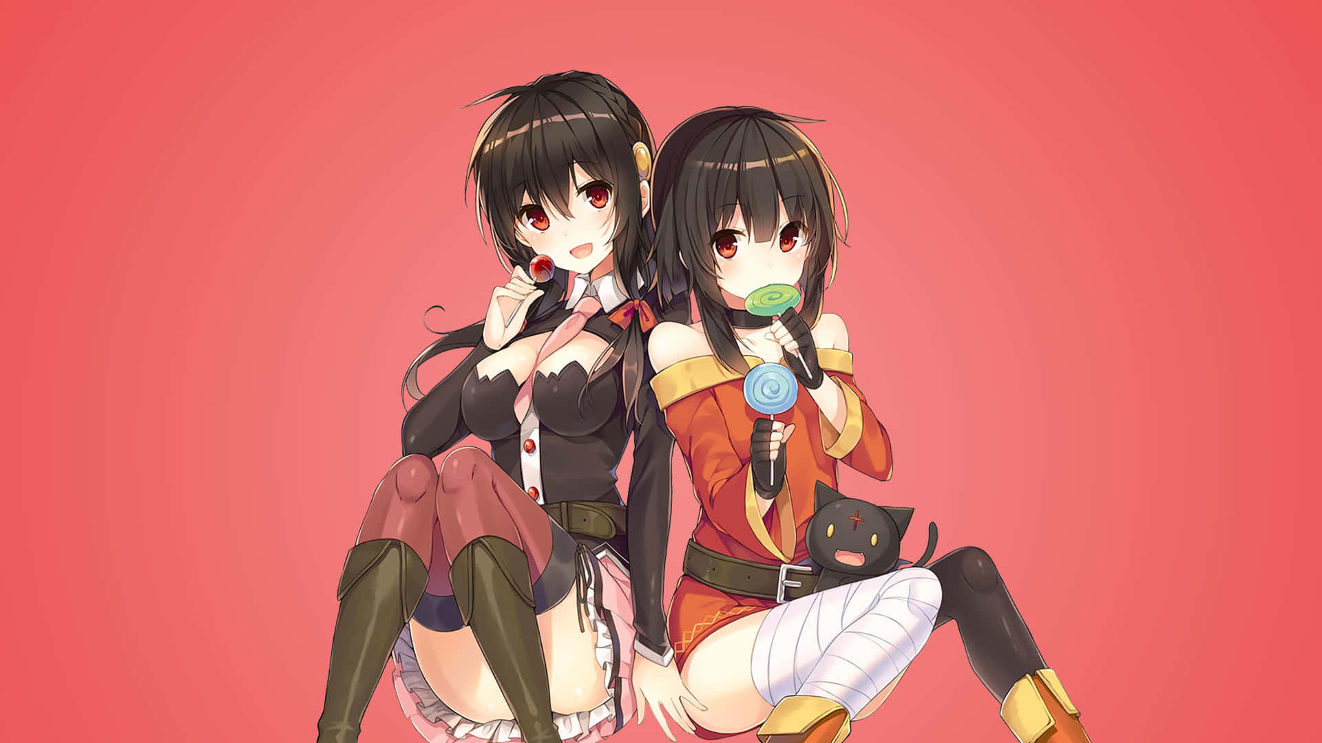 Konosuba 桌布 壁紙 — 兩個黑髮紅眼的動漫女孩並排坐在純粉紅色背景前，一個拿著棒棒糖，另一個拿著麥克風，旁邊有一隻小黑貓。