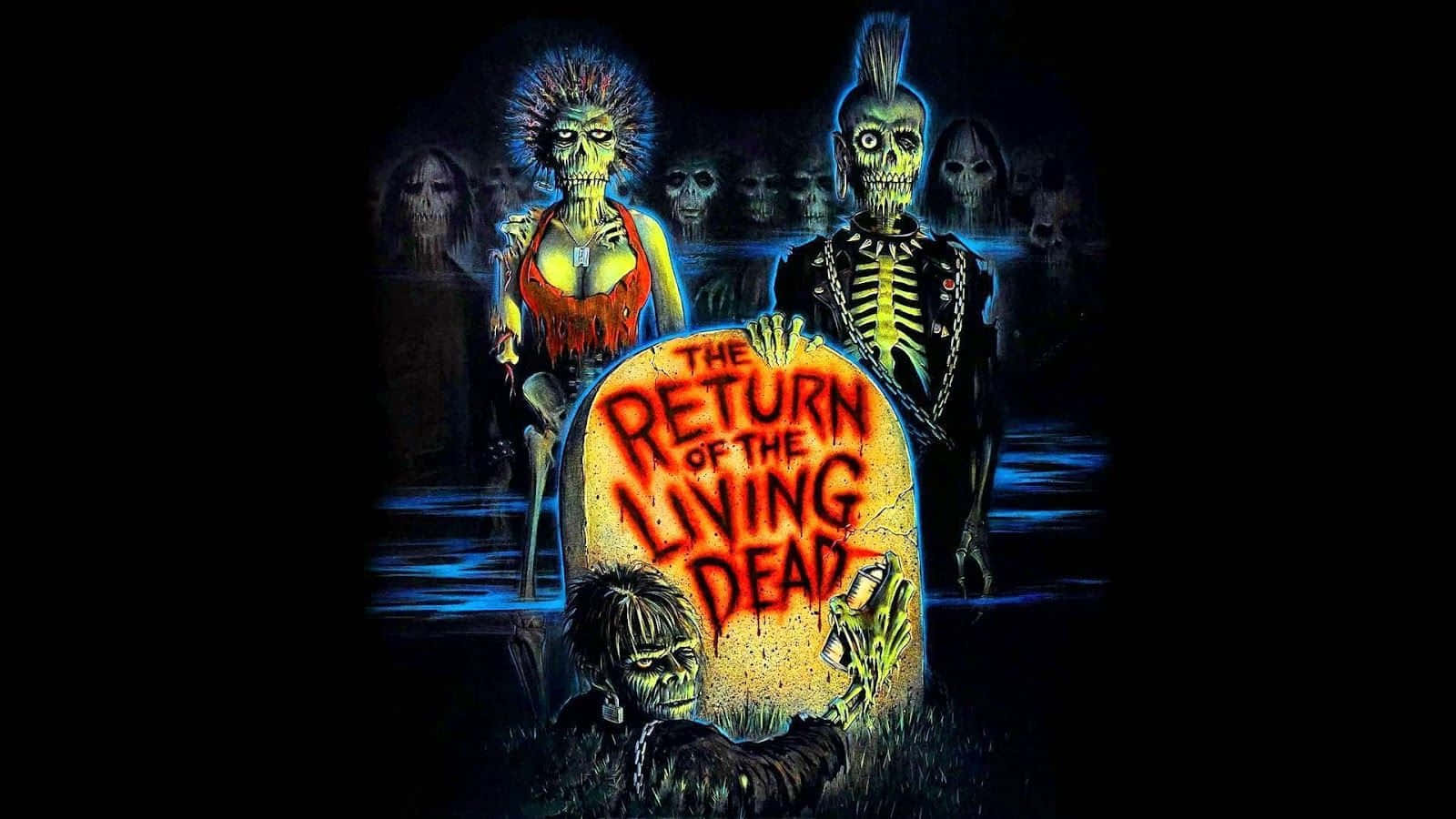 Monster Movies 桌布 壁紙 — 兩個龐克風格的殭屍站在刻有「The Return of the Living Dead」的墓碑後面，散發著發光的綠色皮膚和藍色燈光。