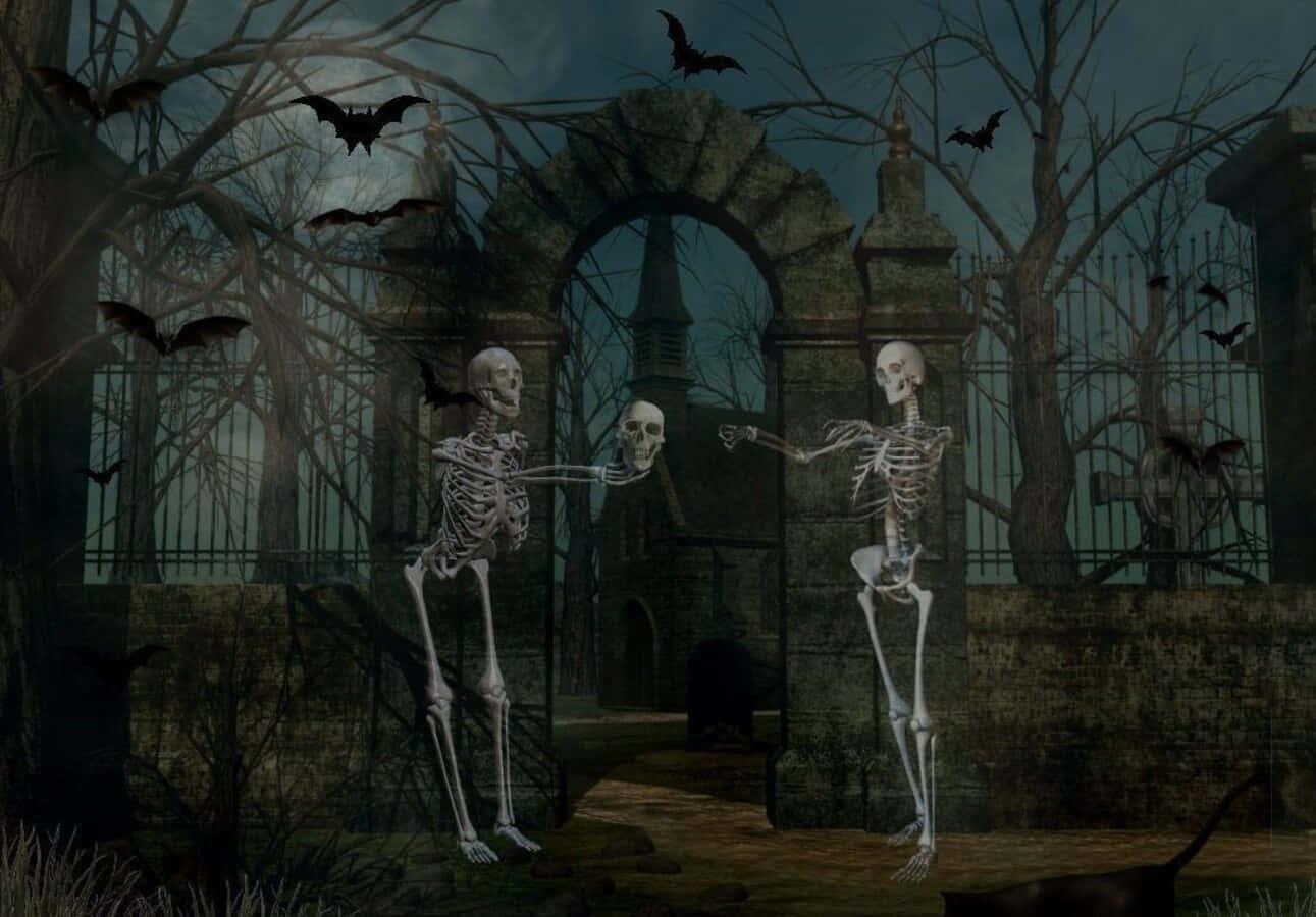 Halloween Skeleton 桌布 壁紙 — 兩具骷髏在滿月下於陰森的墓園中跳舞，蝙蝠圍繞著古老的石拱門飛翔。