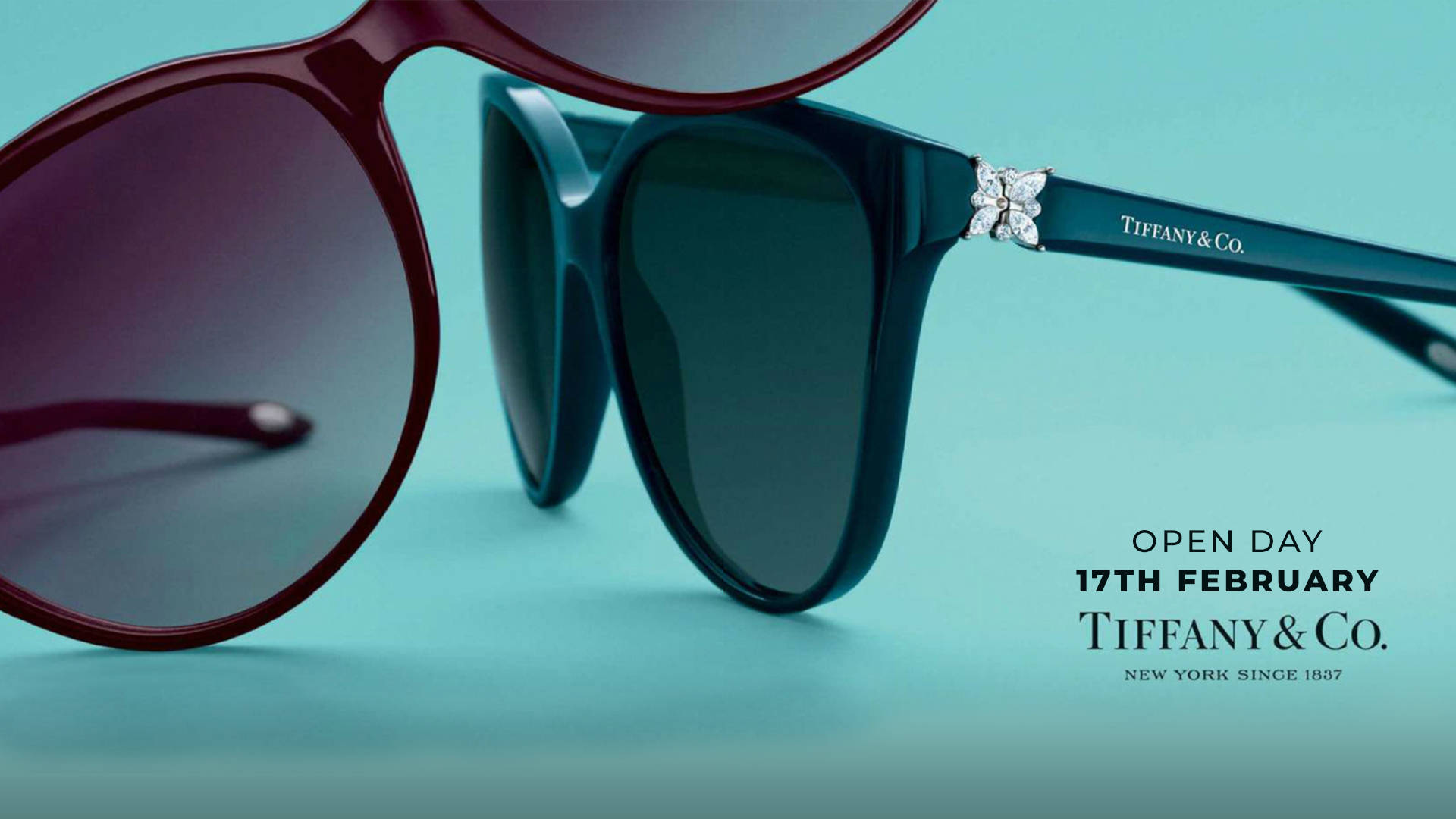 Sunglasses 桌布 壁紙 — 兩副帶有寶石點綴的奢華太陽眼鏡，放置在帶有Tiffany & Co.品牌的青綠色背景上。