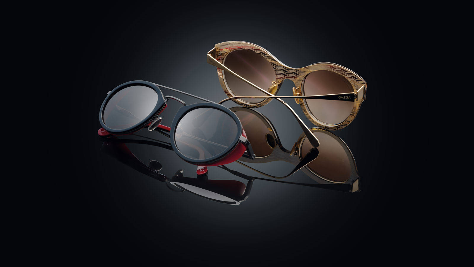 Sunglasses 桌布 壁紙 — 兩副時尚的Omega太陽眼鏡，帶有反光鏡片，放在深色背景下的亮面黑色表面上。
