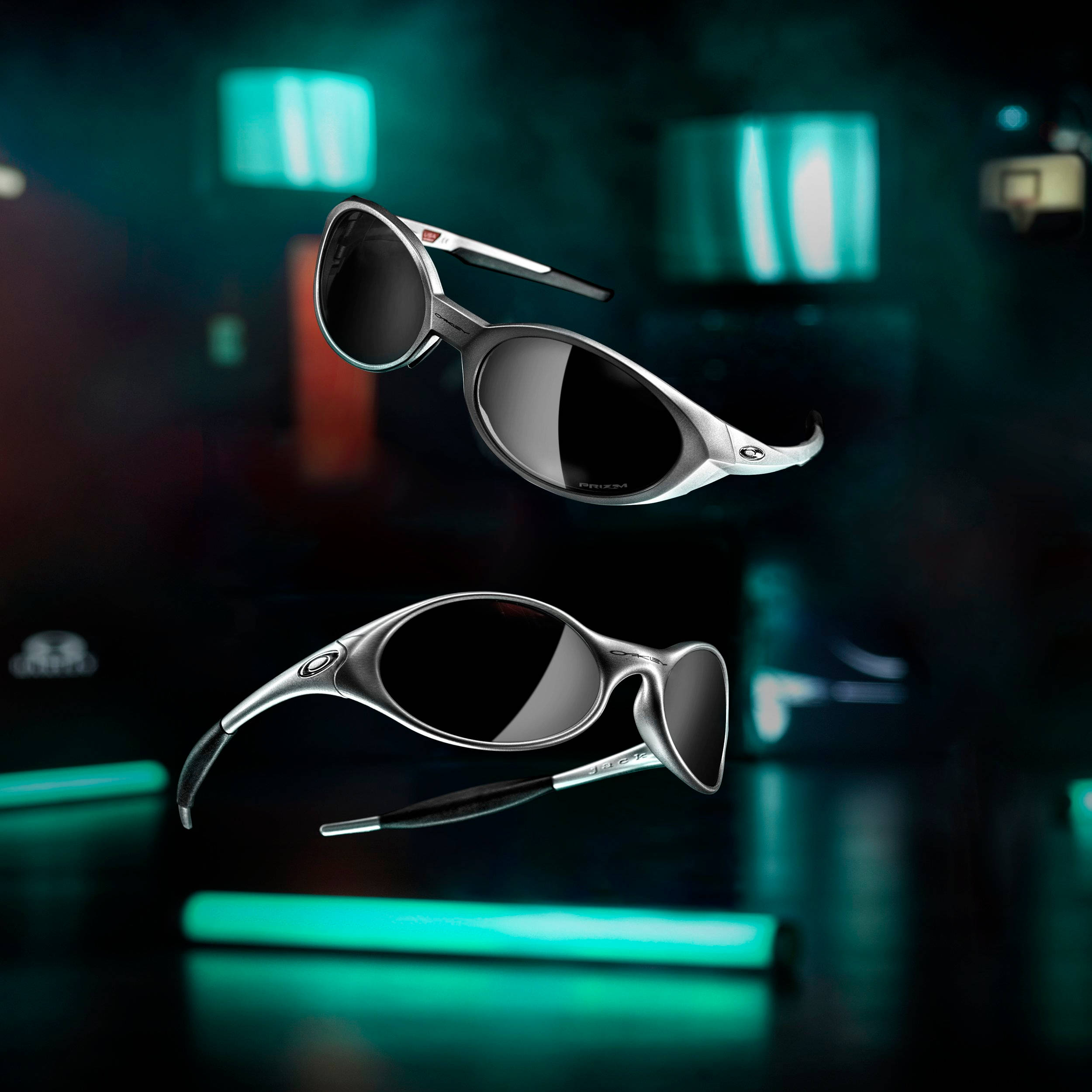 Sunglasses 桌布 壁紙 — 兩副時尚的銀色太陽眼鏡漂浮在深藍綠色霓虹燈照亮的城市背景上，帶有發光的反射。