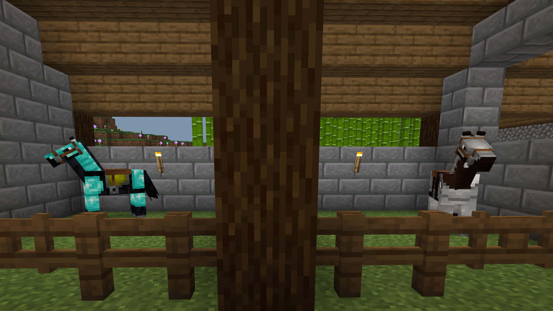 Minecraft Horses 桌布 壁紙 — 兩匹像素馬站在一個有木柵欄、石牆和火把的木頂馬廄中。