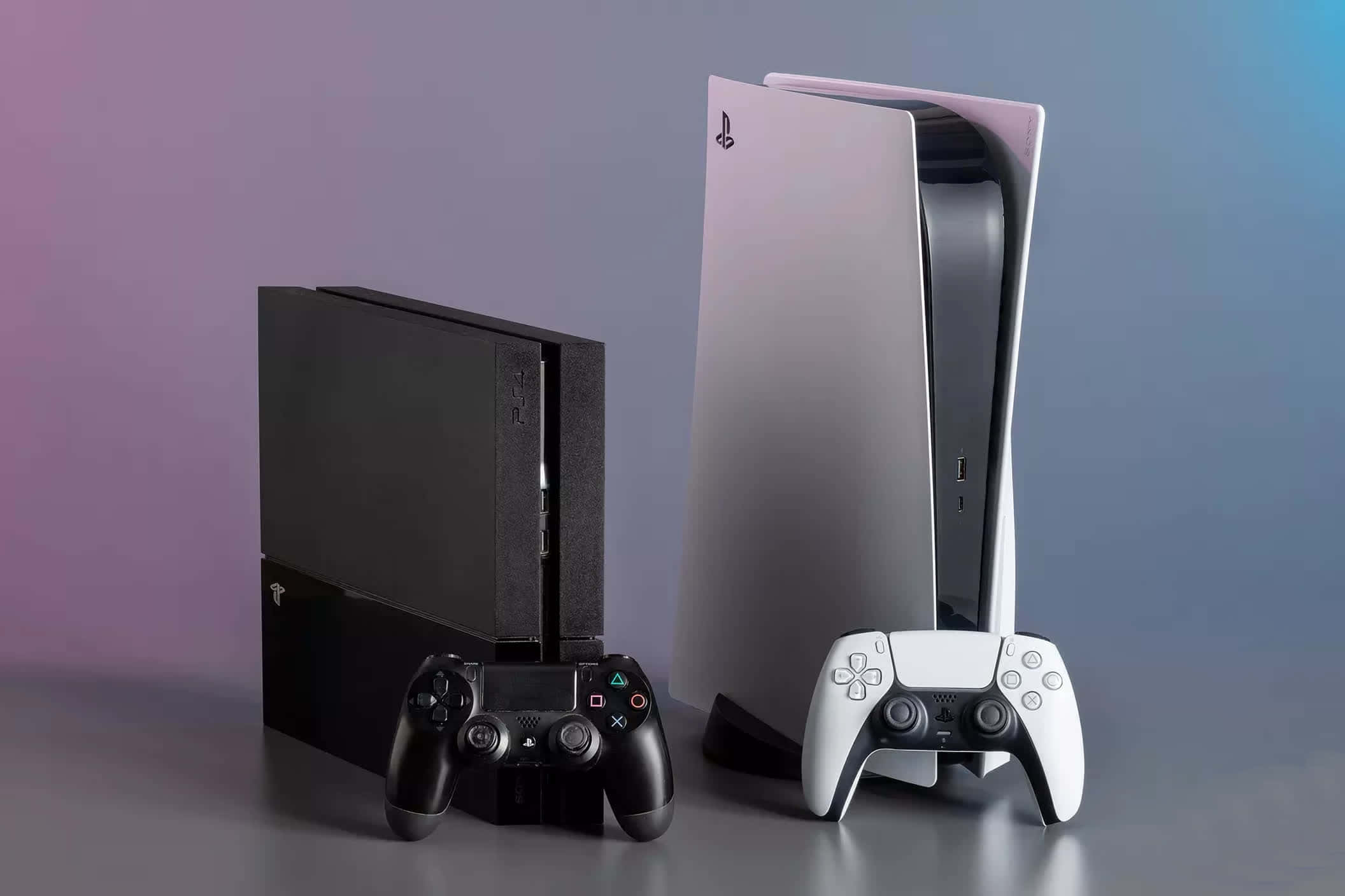PS5 動態圖片 桌布 壁紙 — 兩台 PlayStation 主機和控制器並排，背景為紫藍色漸層。
