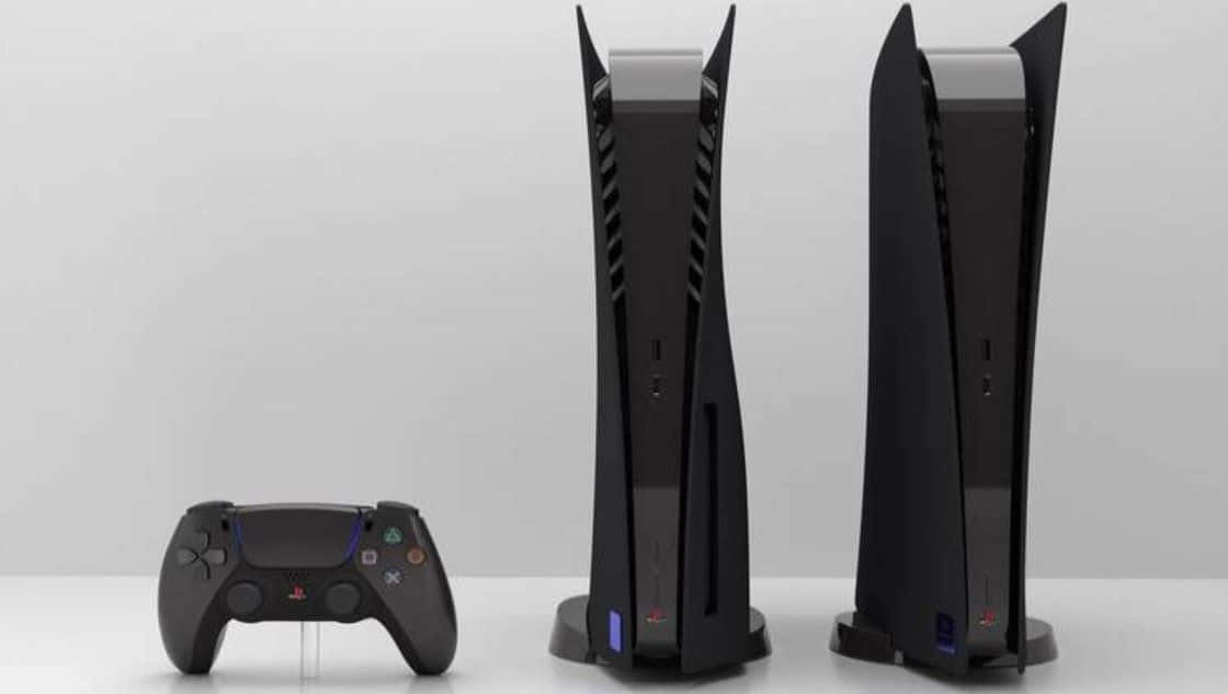 PS5 動態圖片 桌布 壁紙 — 兩台黑色PlayStation 5主機和一個控制器放在白色表面上，背景為純白色。