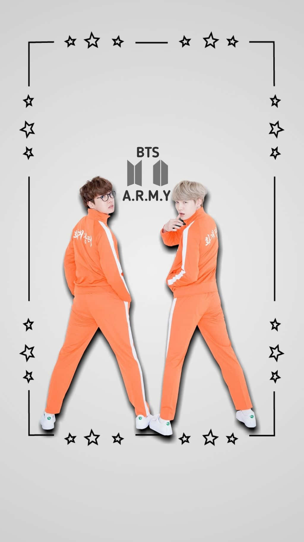Bts Funny 桌布 壁紙 — 兩名BTS成員身穿亮橙色運動服，在由星星框住的簡約灰色背景前自信地擺姿勢。