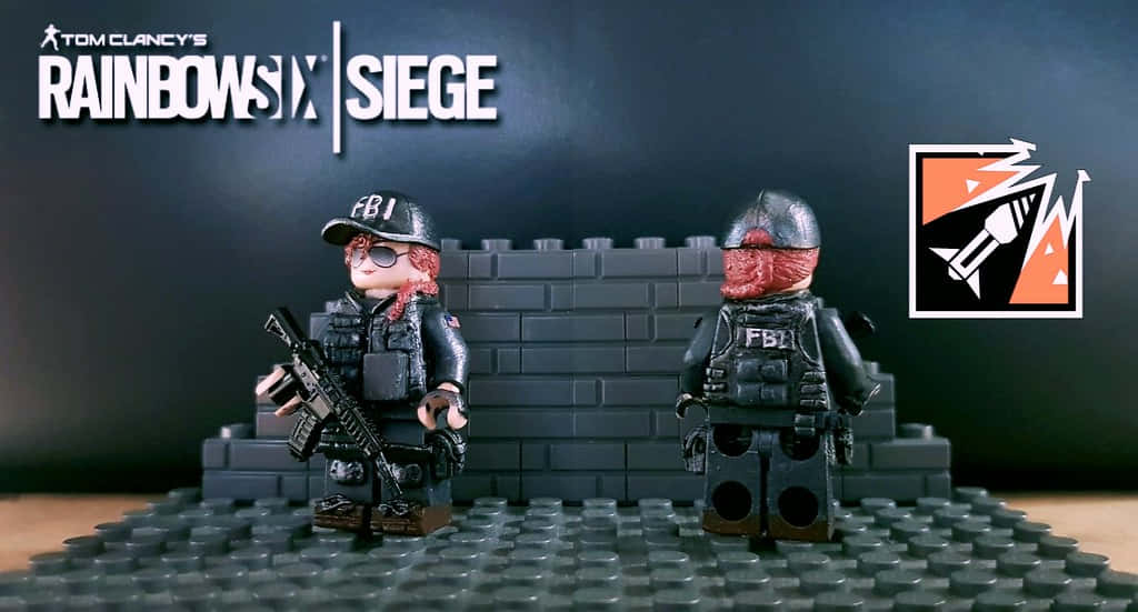 Rainbow Six Siege Ash 桌布 壁紙 — 兩名LEGO風格的FBI特工，紅頭髮和戰術裝備，站在灰色磚牆後面，背景是黑色，帶有Tom Clancy's Rainbow Six Siege標誌。