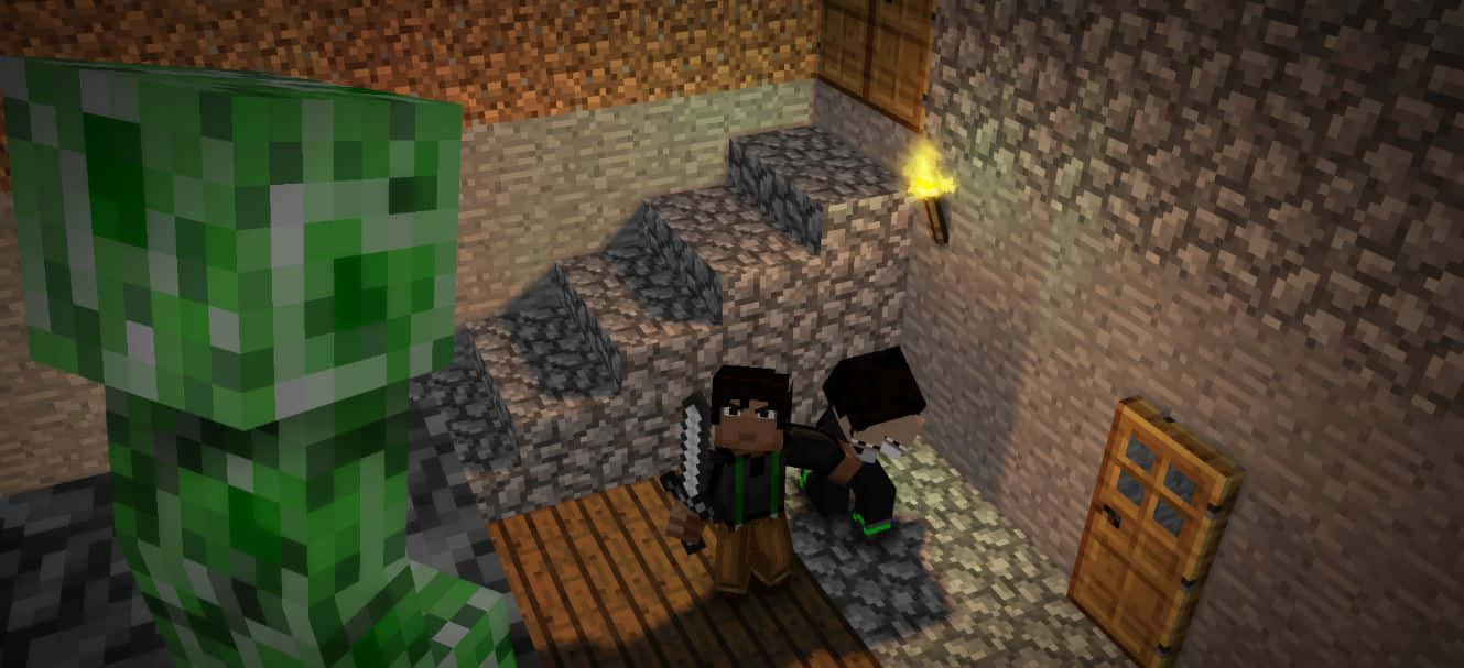 Minecraft Story Mode 桌布 壁紙 — 兩名Minecraft玩家在火炬照亮的石製地牢中面對一個高聳的綠色爬行者。