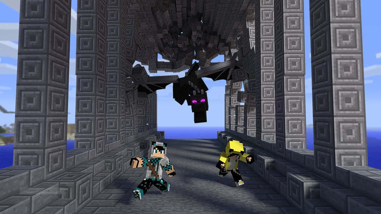 Minecraft Aesthetic 桌布 壁紙 — 兩名Minecraft玩家在石廟走廊中奔跑，一隻黑色蝙蝠帶著發光的紫色眼睛在他們頭頂俯衝而過。