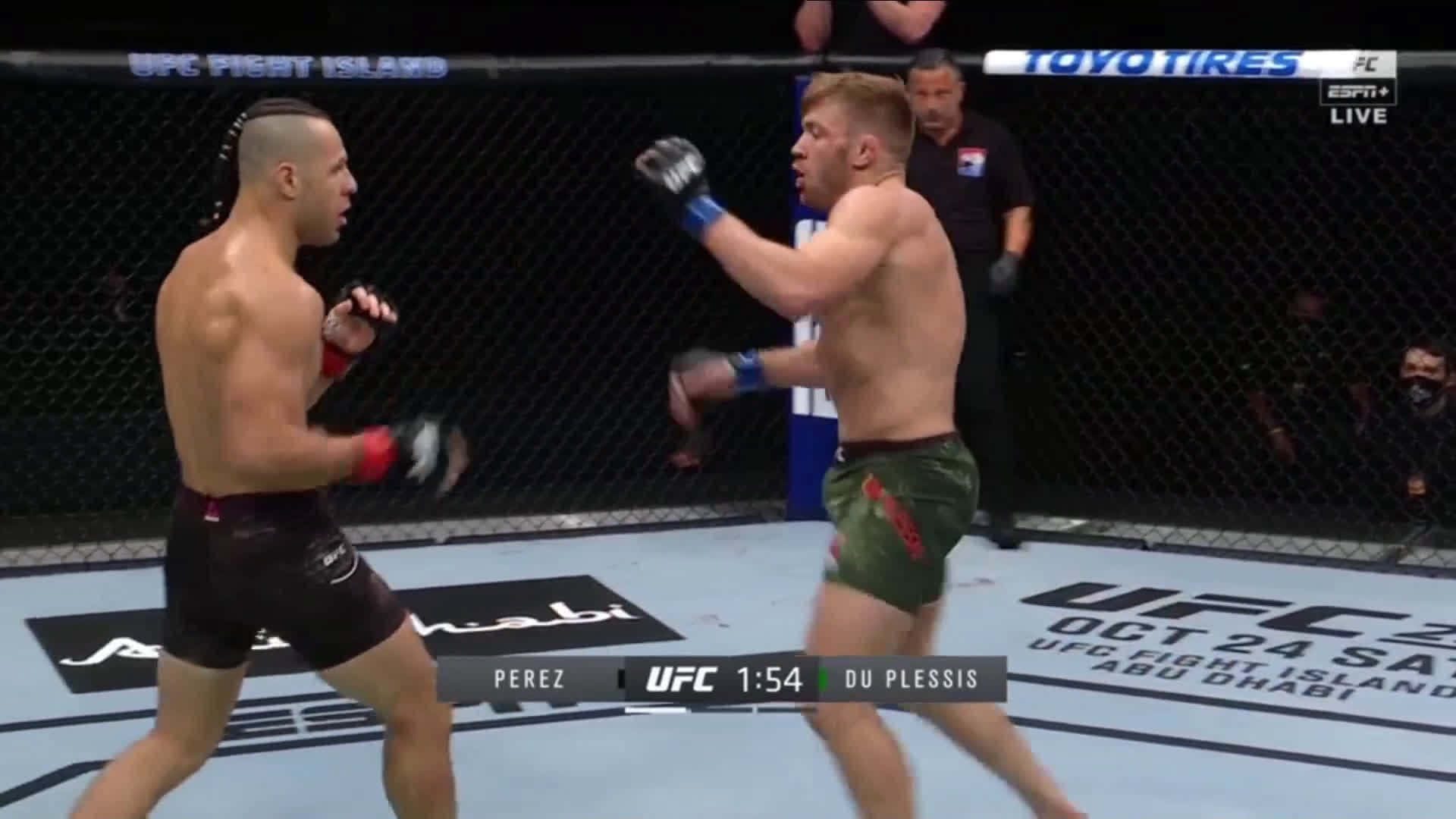 桌布 壁紙 — 兩名MMA拳手在UFC比賽中於籠內交鋒，一人出拳，另一人防守。