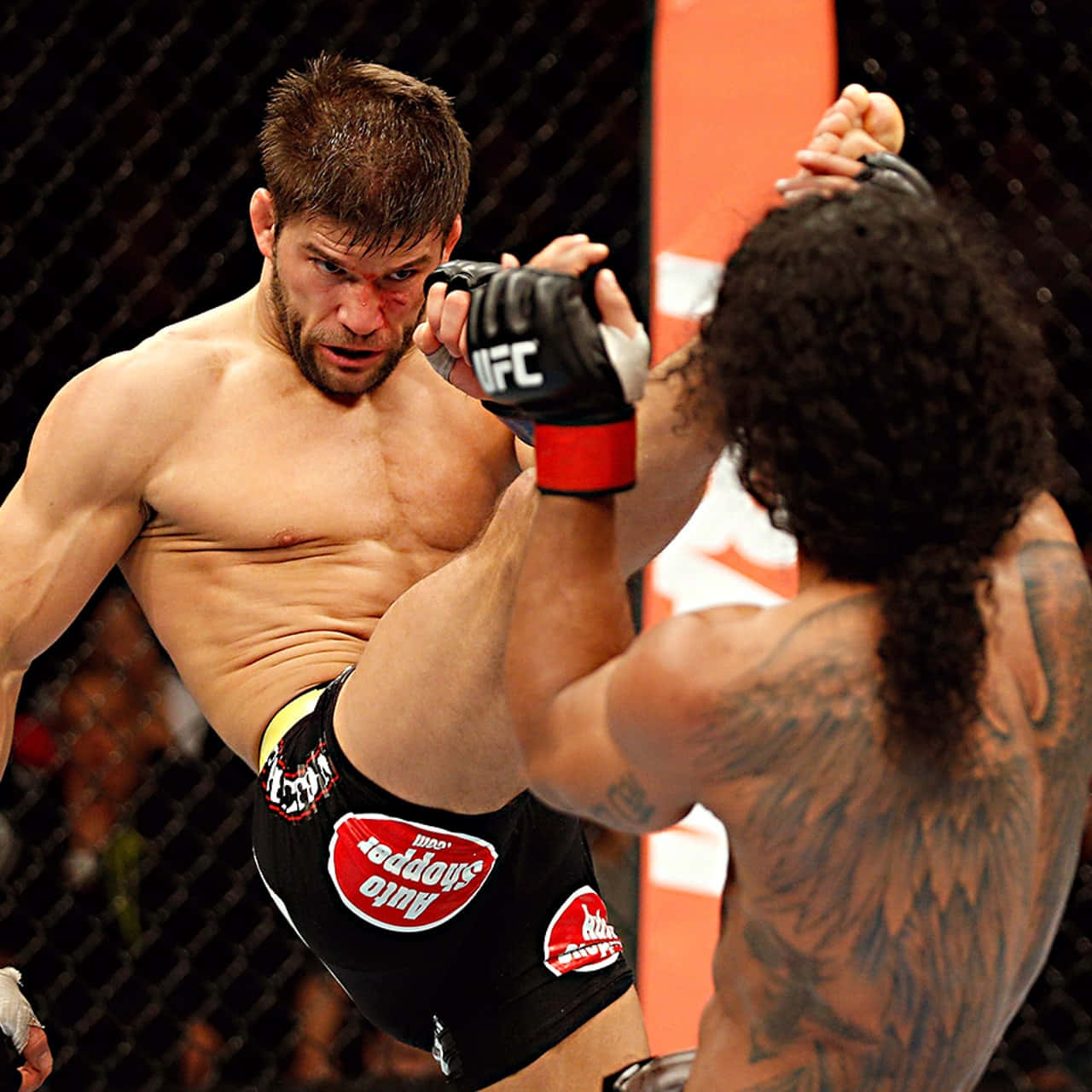 MMA 桌布 壁紙 — 兩名MMA拳手在八角籠中交鋒，一人使出高踢，另一人則以高度專注力阻擋。