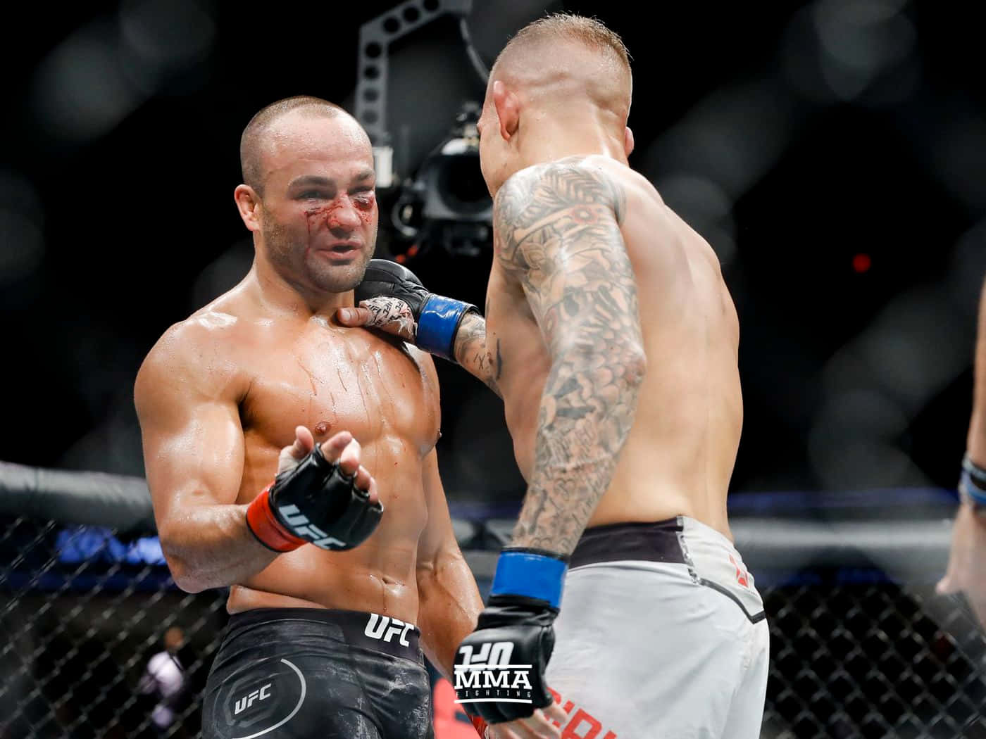 MMA 桌布 壁紙 — 兩名MMA拳手在八角籠中對峙，其中一人滿臉鮮血，手臂有刺青，準備戰鬥。