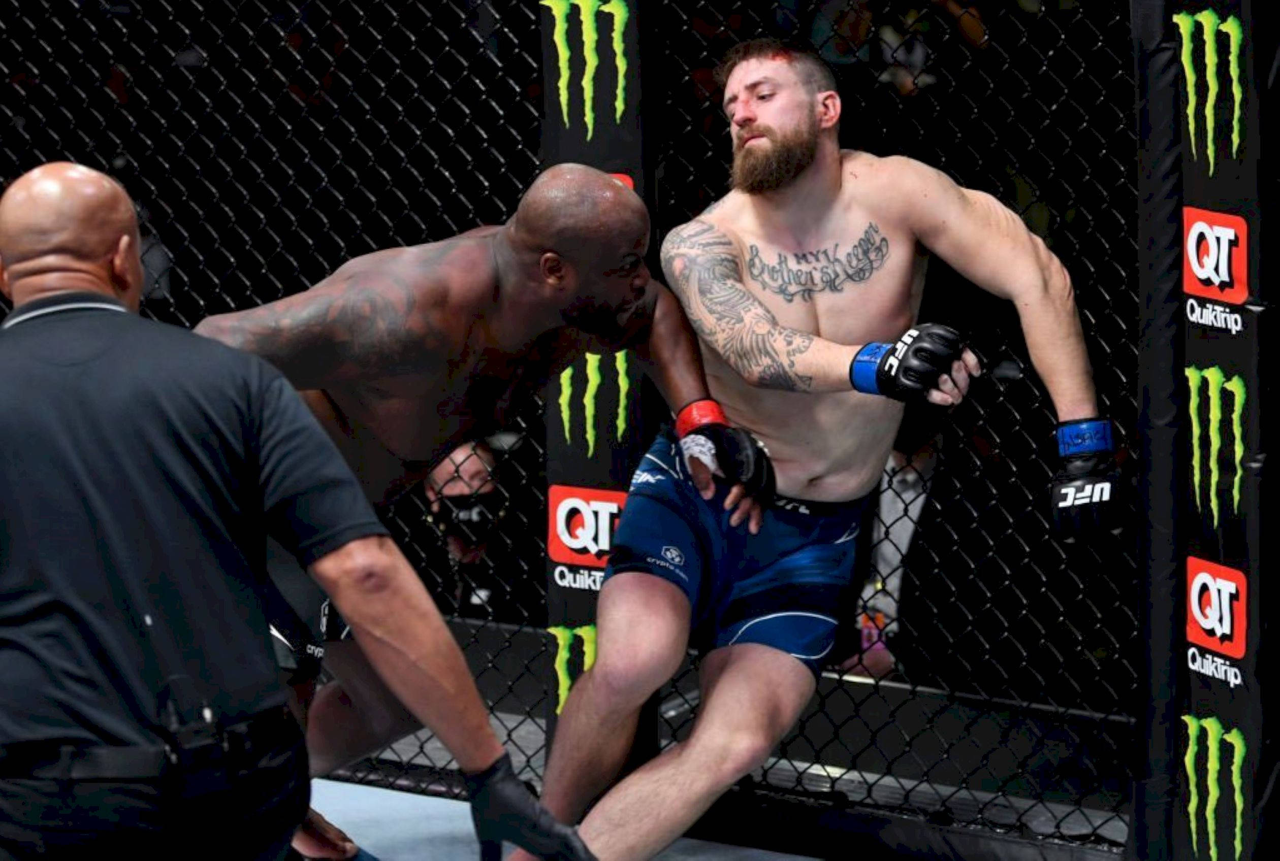 UFC 桌布 壁紙 — 兩名MMA拳手在八角籠中激烈交鋒，裁判在旁緊密注視這場高風險的搏擊比賽。