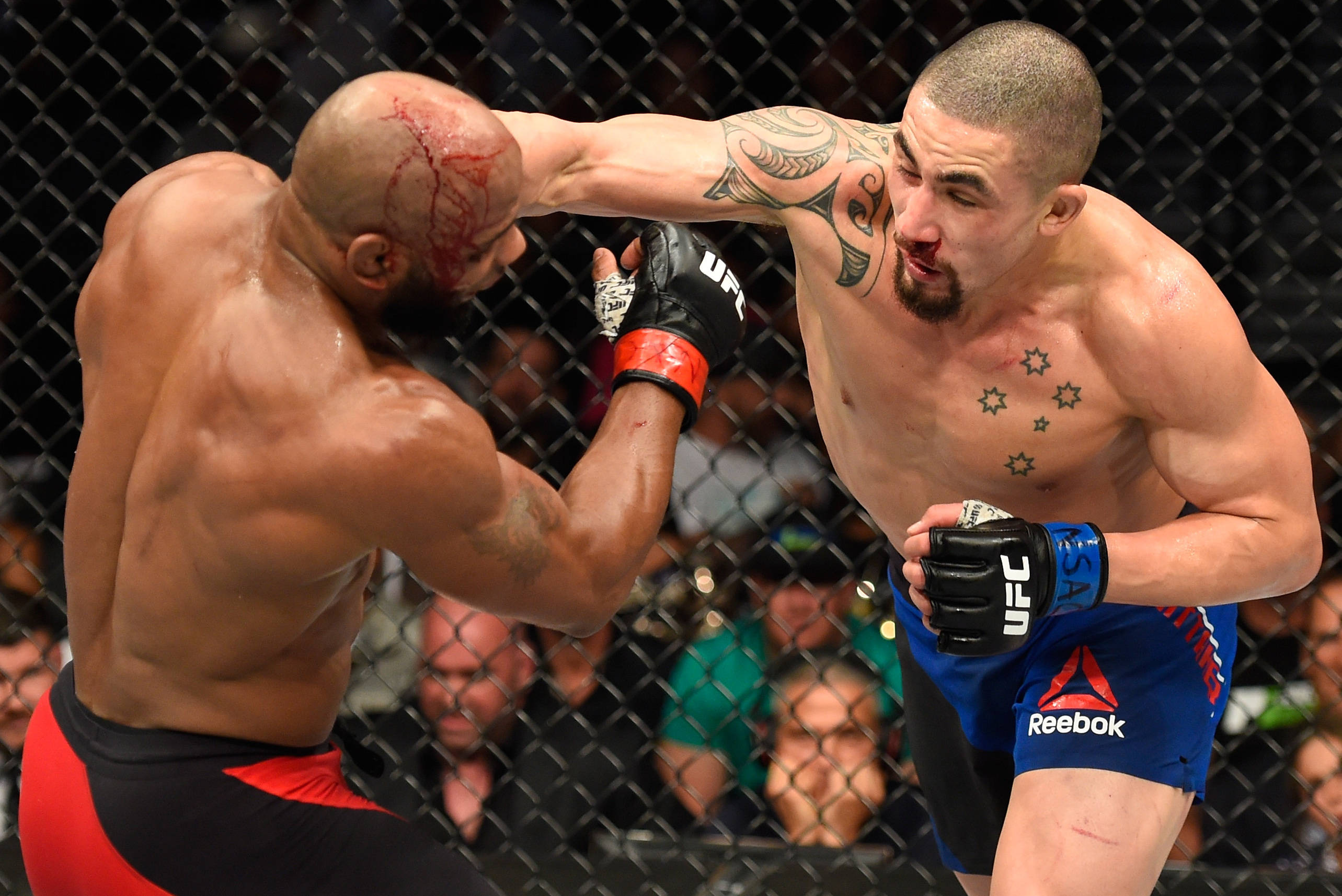 UFC 桌布 壁紙 — 兩名MMA拳手在激烈的籠中賽中交鋒，一人額頭流血，另一人打出強力一拳。