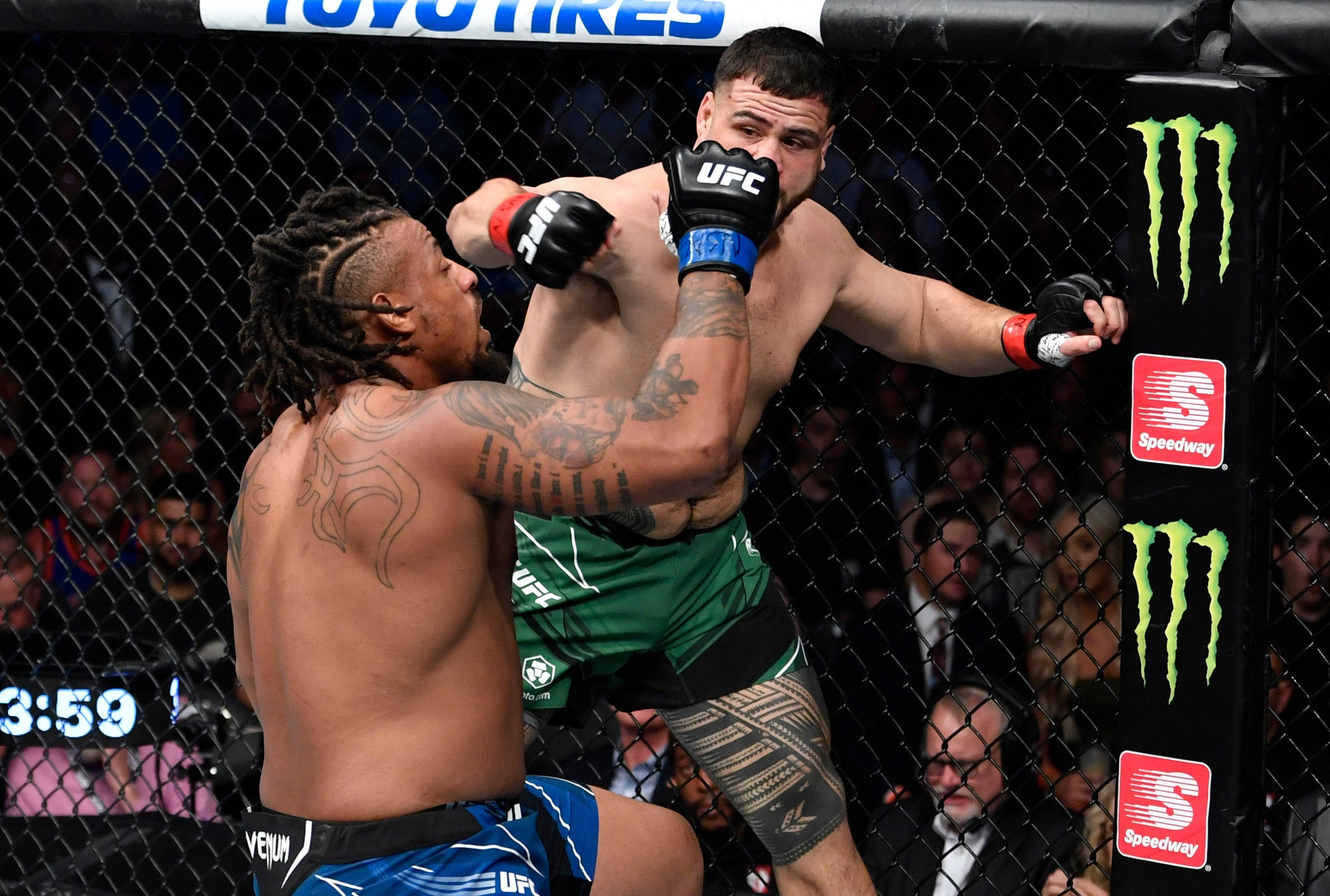 MMA 桌布 壁紙 — 兩名MMA拳手在激烈的籠鬥中交鋒，一人打出強力一拳，另一人則阻擋。