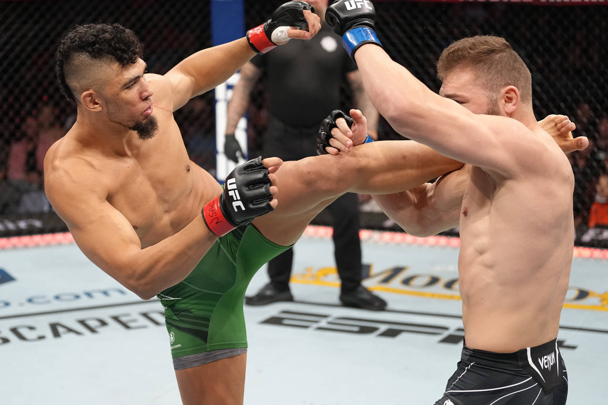 MMA 桌布 壁紙 — 兩名MMA拳手在激烈的鐵籠賽中交鋒，一人使出高踢，另一人阻擋。