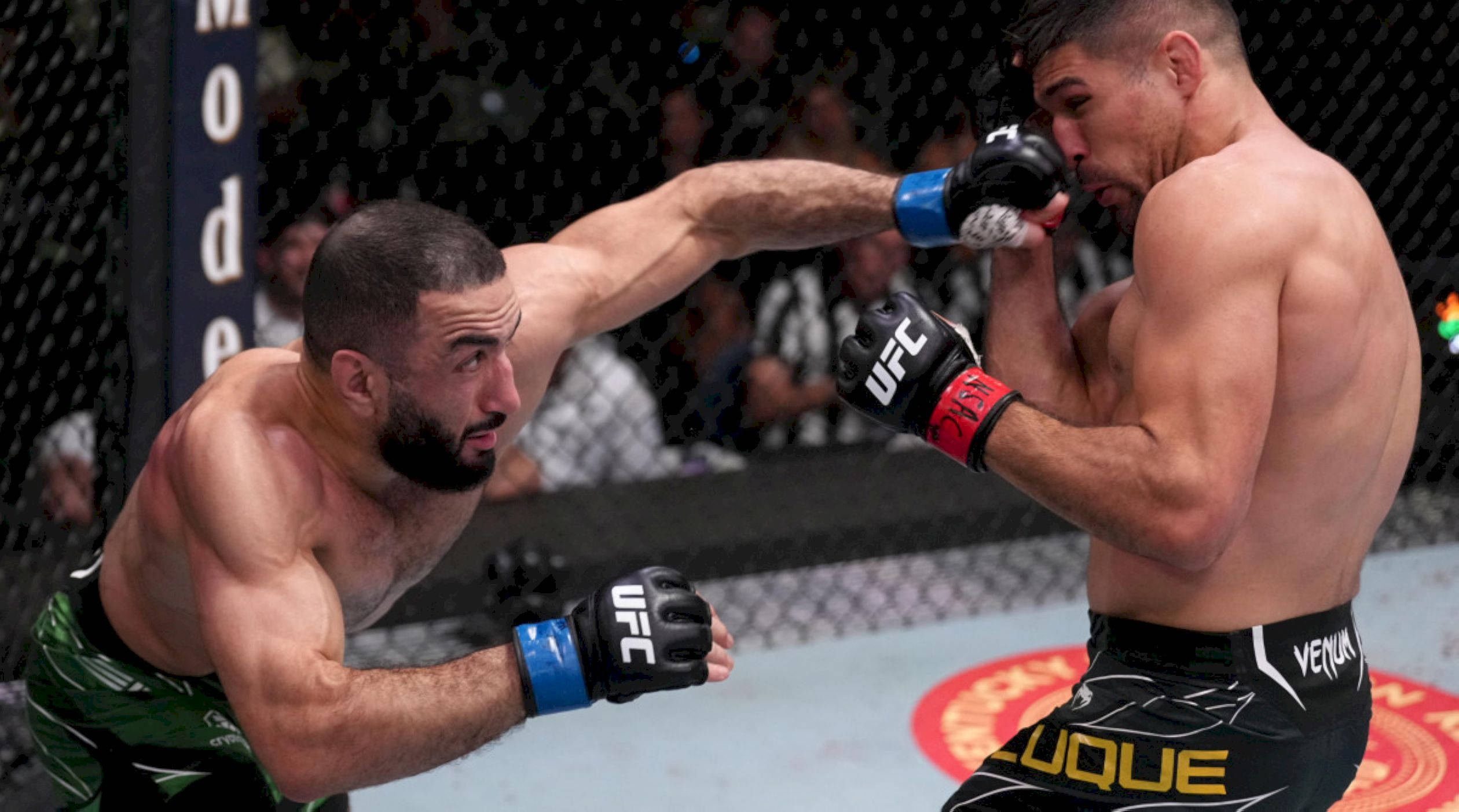 MMA 桌布 壁紙 — 兩名MMA拳手在激烈的鐵籠賽中交鋒，其中一人打出強力一拳。