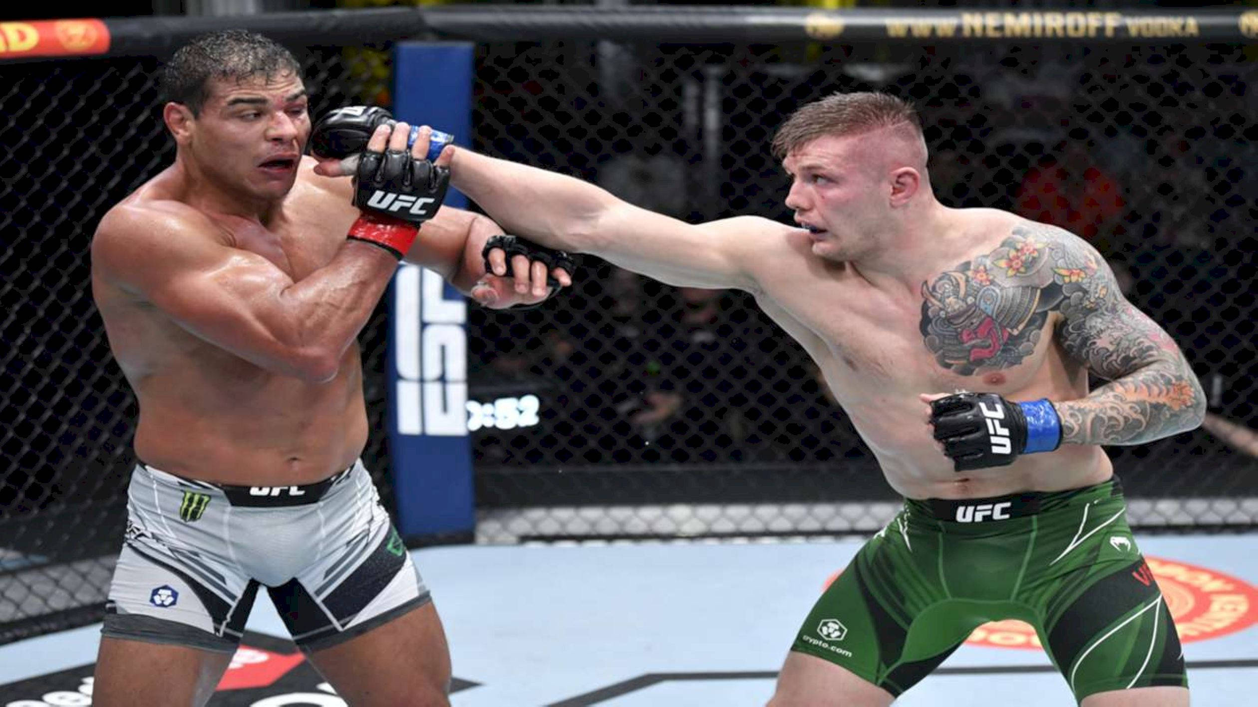 MMA 桌布 壁紙 — 兩名MMA拳手在激烈的鐵籠賽中交鋒，其中一人打出強力一拳。