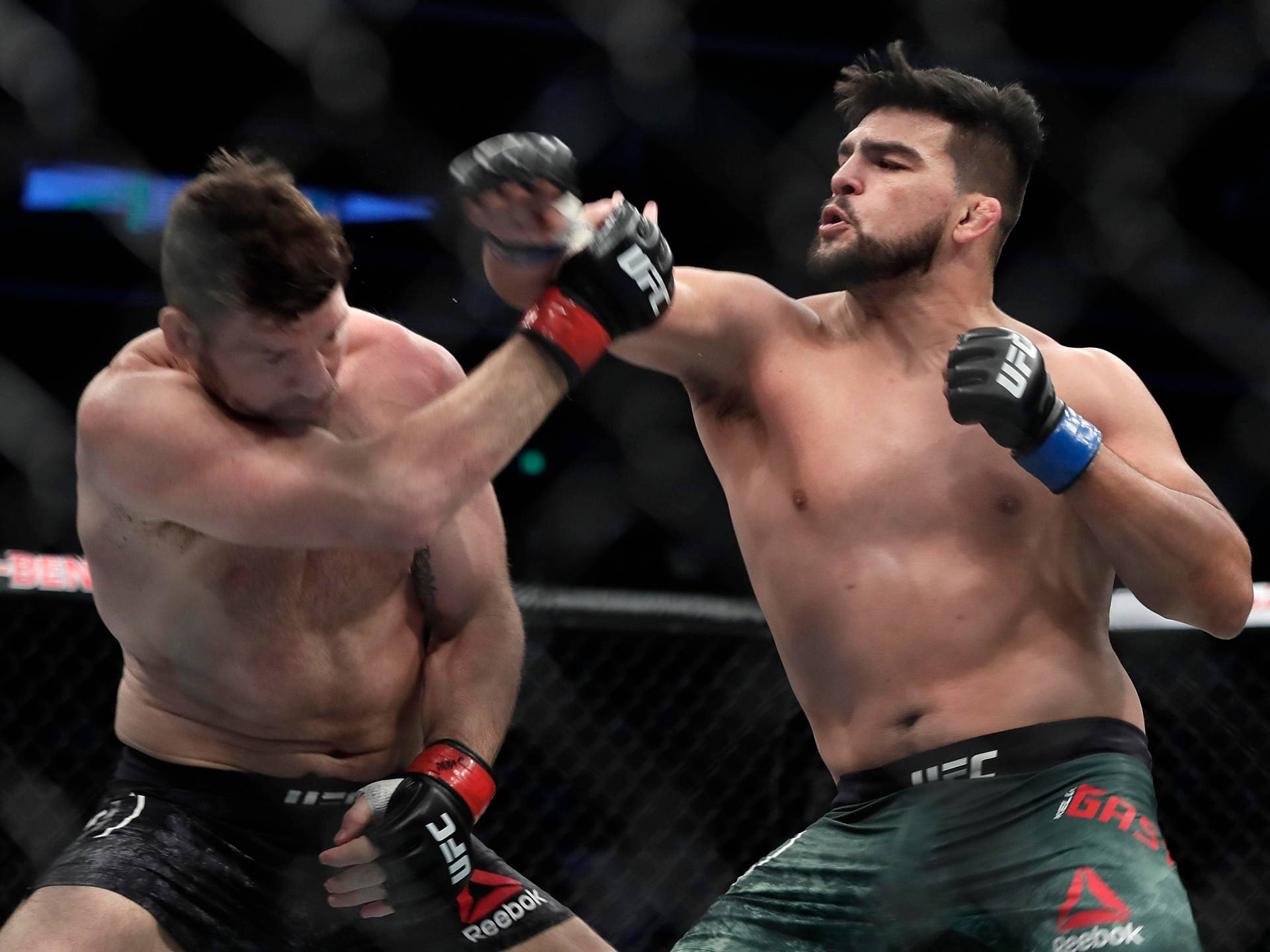 MMA 桌布 壁紙 — 兩名MMA拳手在激烈的鐵籠賽中交鋒，其中一人打出強力一拳。