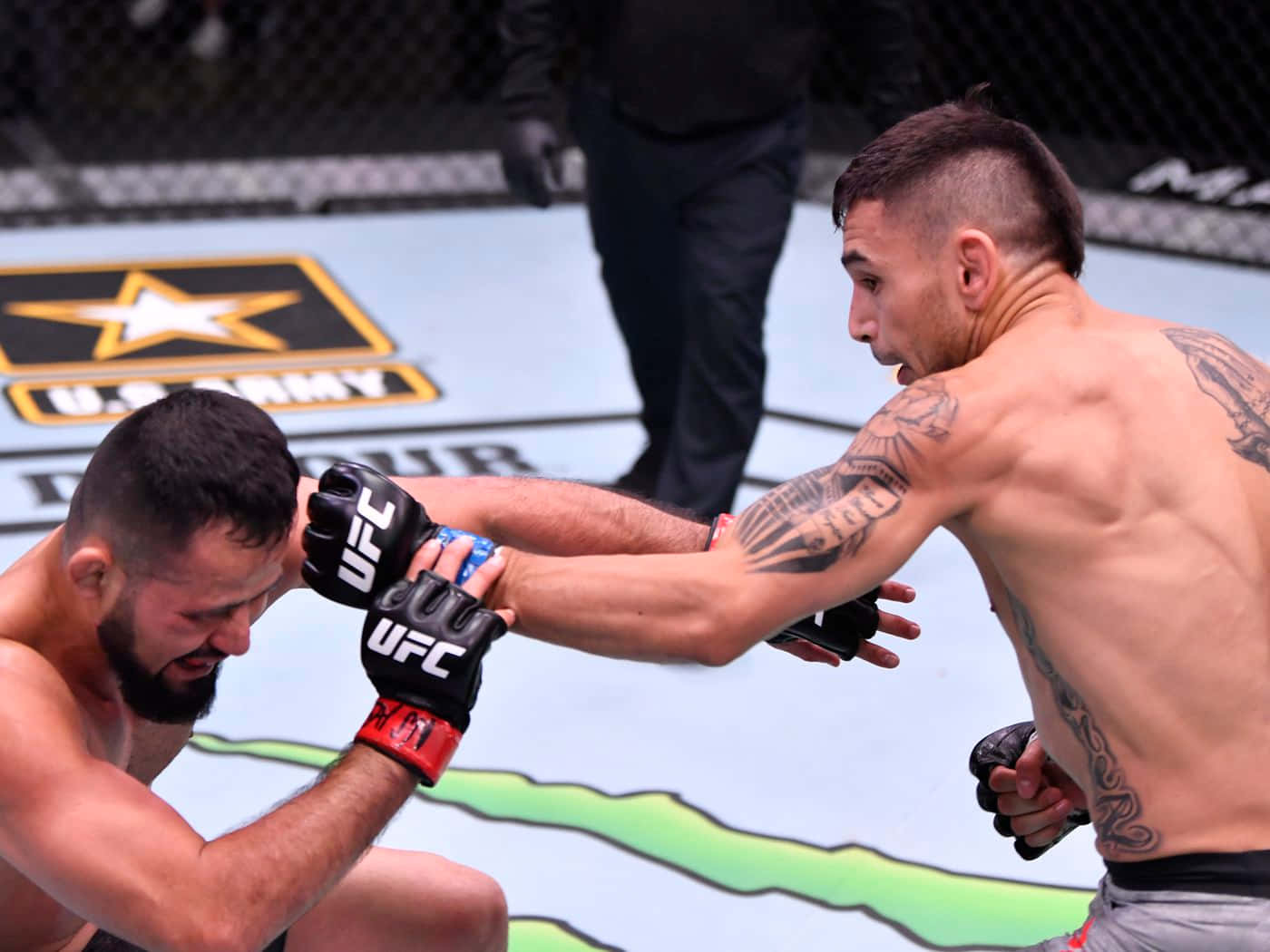 MMA 桌布 壁紙 — 兩名MMA拳手在激烈的鐵籠賽中交鋒，其中一人使出強力肘擊。