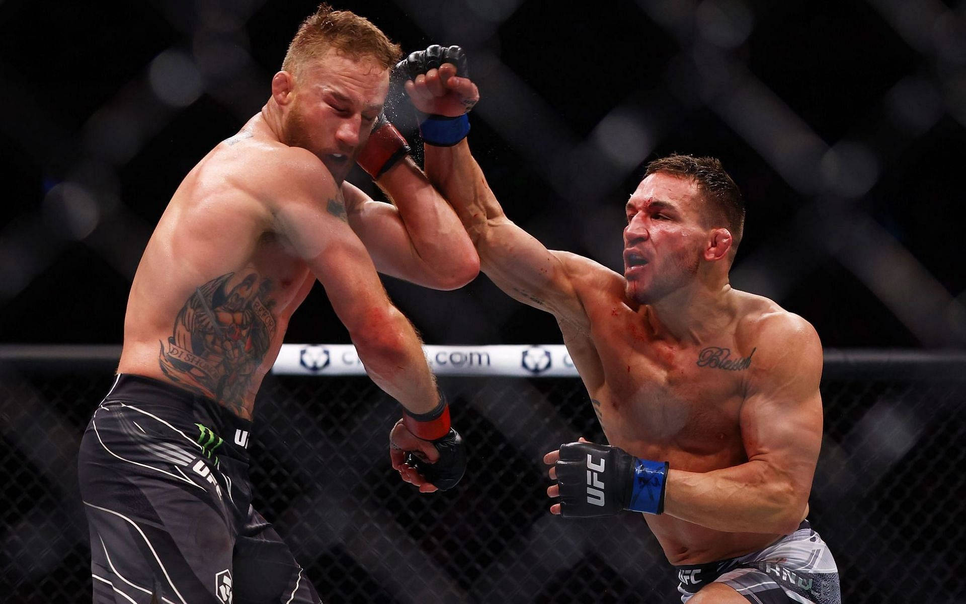 Michael Chandler 桌布 壁紙 — 兩名MMA拳手在激烈的鐵籠賽中交鋒，汗水飛濺，紋身在明亮的場館燈光下清晰可見。