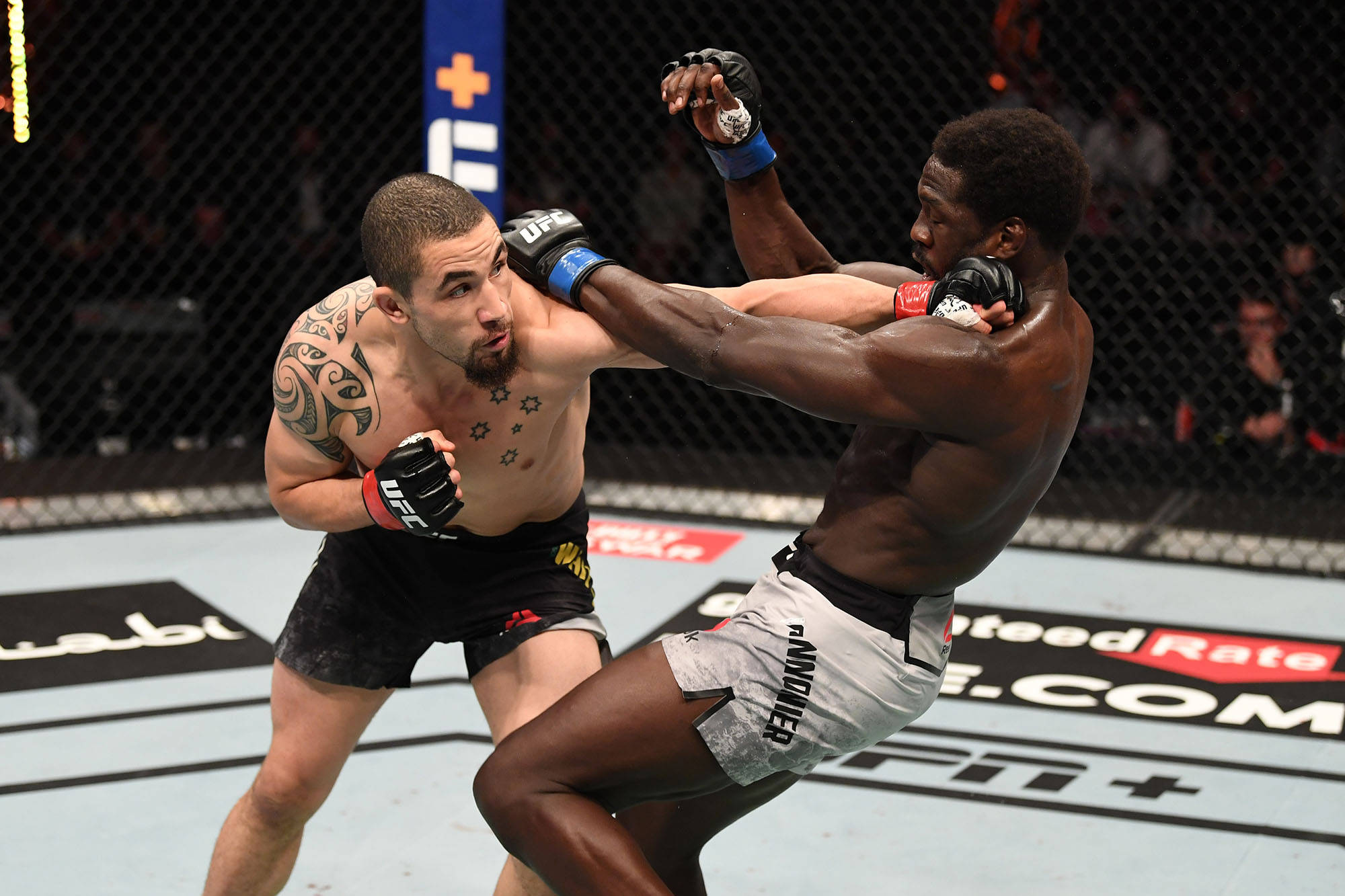 UFC 桌布 壁紙 — 兩名MMA拳手在激烈的鐵籠賽中交鋒，其中一人打出強力一拳。