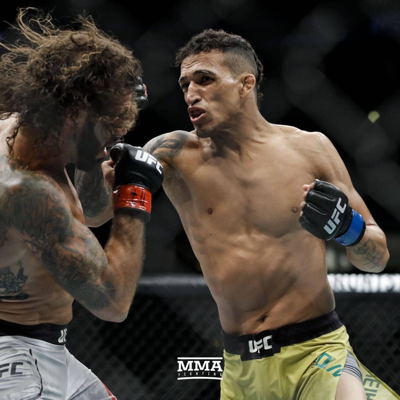 MMA 桌布 壁紙 — 兩名MMA拳手在激烈的鐵籠賽中交鋒，汗水飛濺，表情專注。
