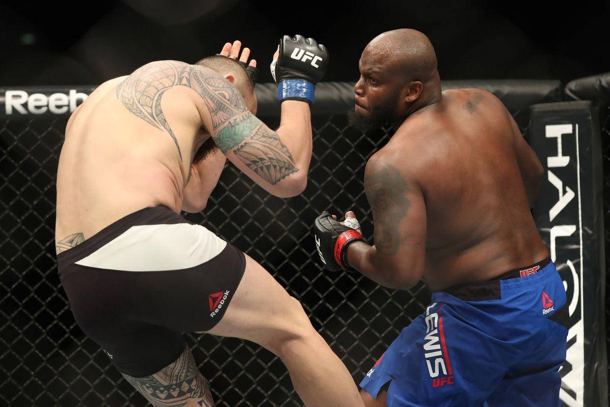 MMA 桌布 壁紙 — 兩名MMA拳手在激烈的鐵籠賽中交鋒，一人踢出強力一腳，另一人則防守擋格。