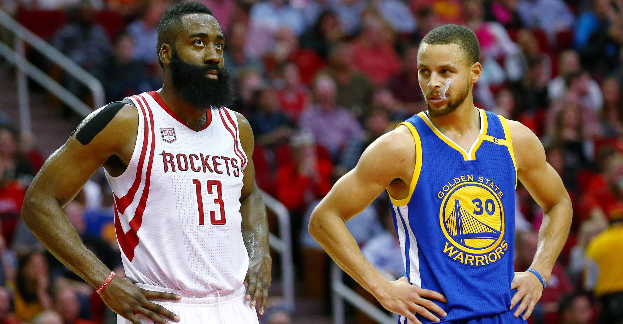 James Harden 桌布 壁紙 — 兩名NBA籃球運動員身穿球隊球衣，雙手叉腰，面向球場並排站立。