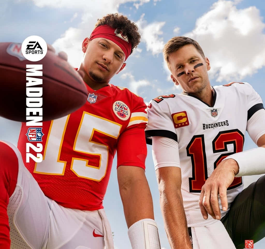 Madden NFL 22 桌布 壁紙 — 兩名NFL四分衛穿著球隊球衣，在晴朗藍天和蓬鬆白雲前自信地擺姿勢。